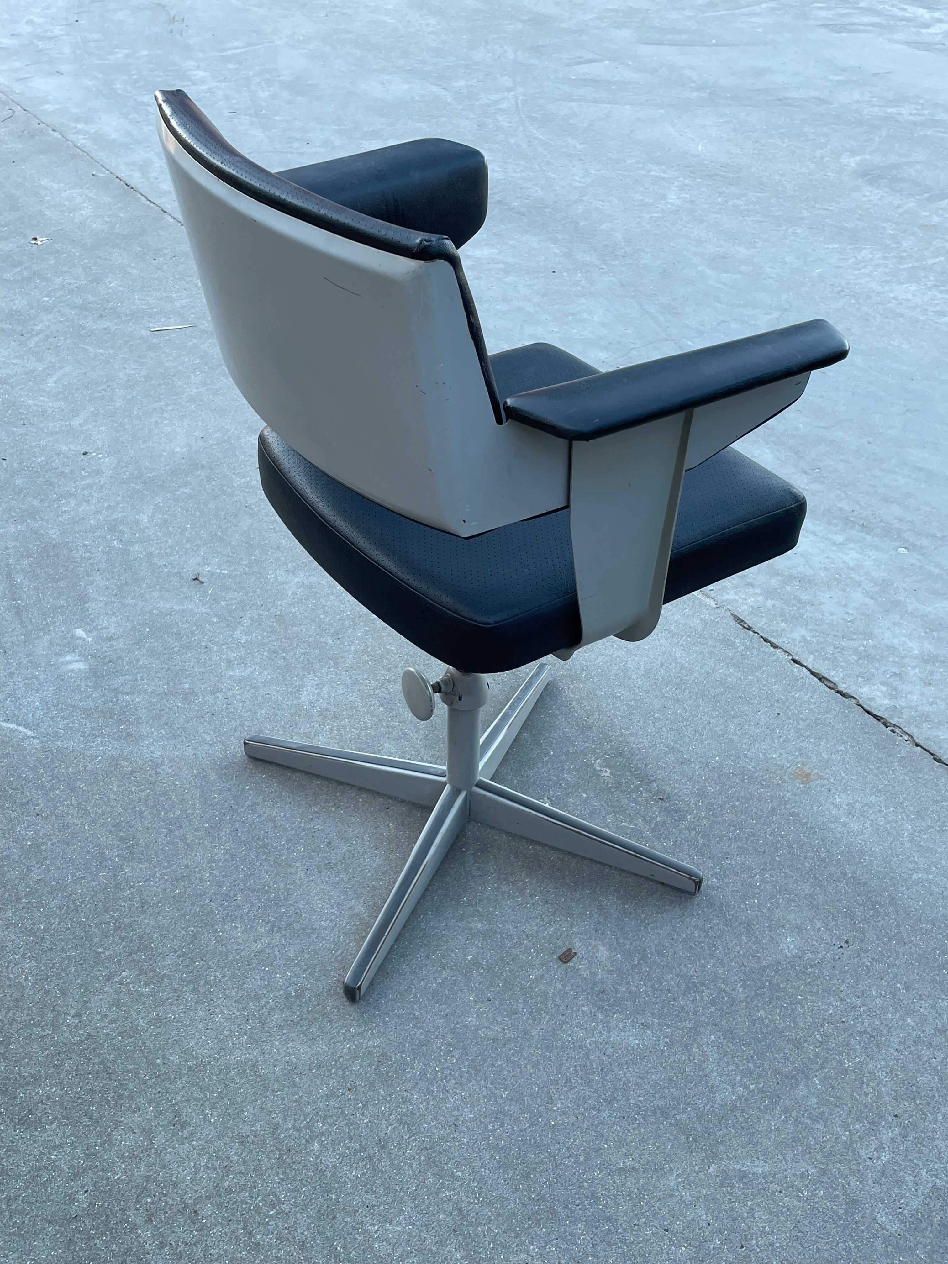 Friso kramer revolve desk chair for ahrend de cirkel 1960