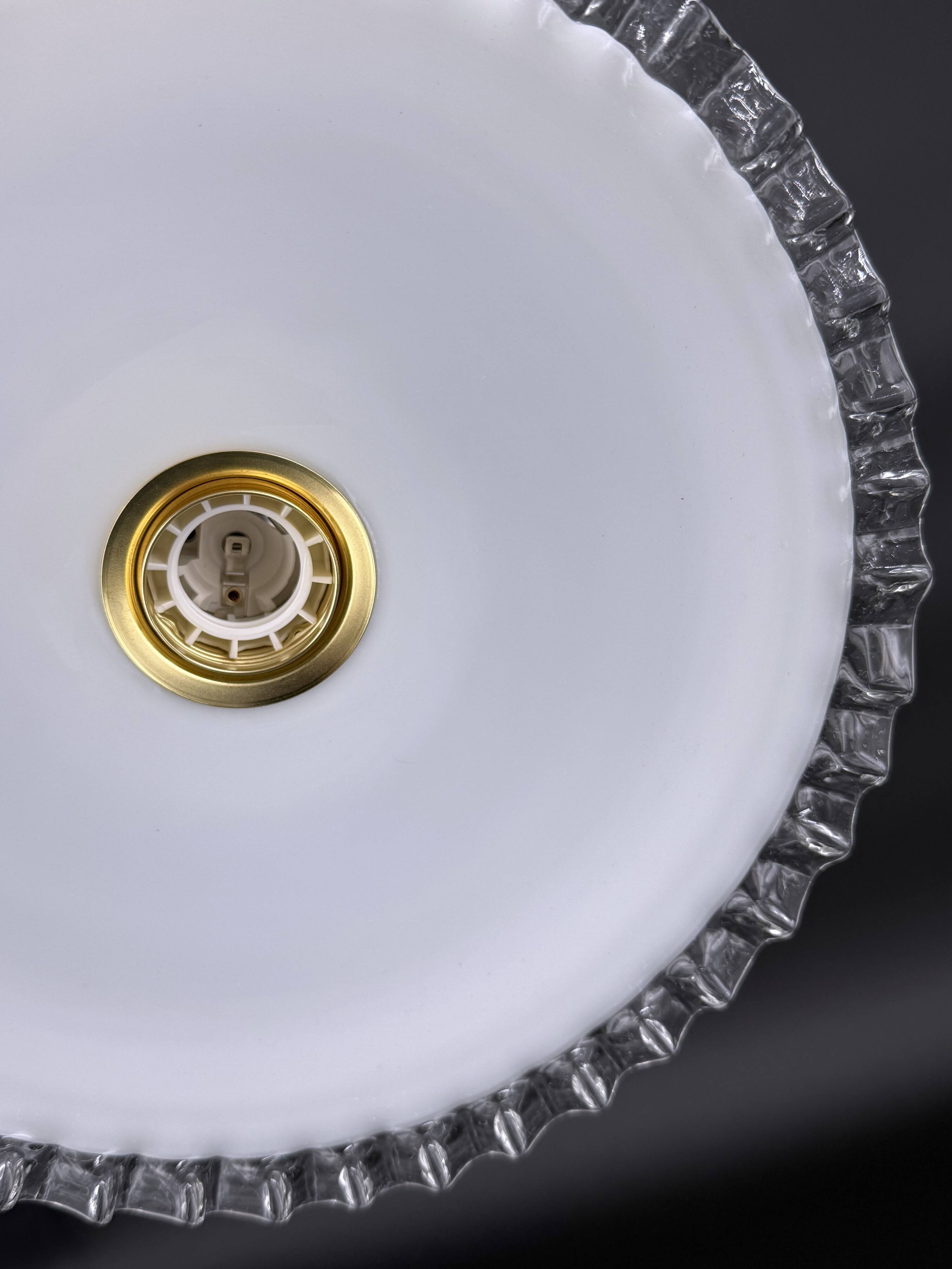 Pendant light in serrated opaline glass