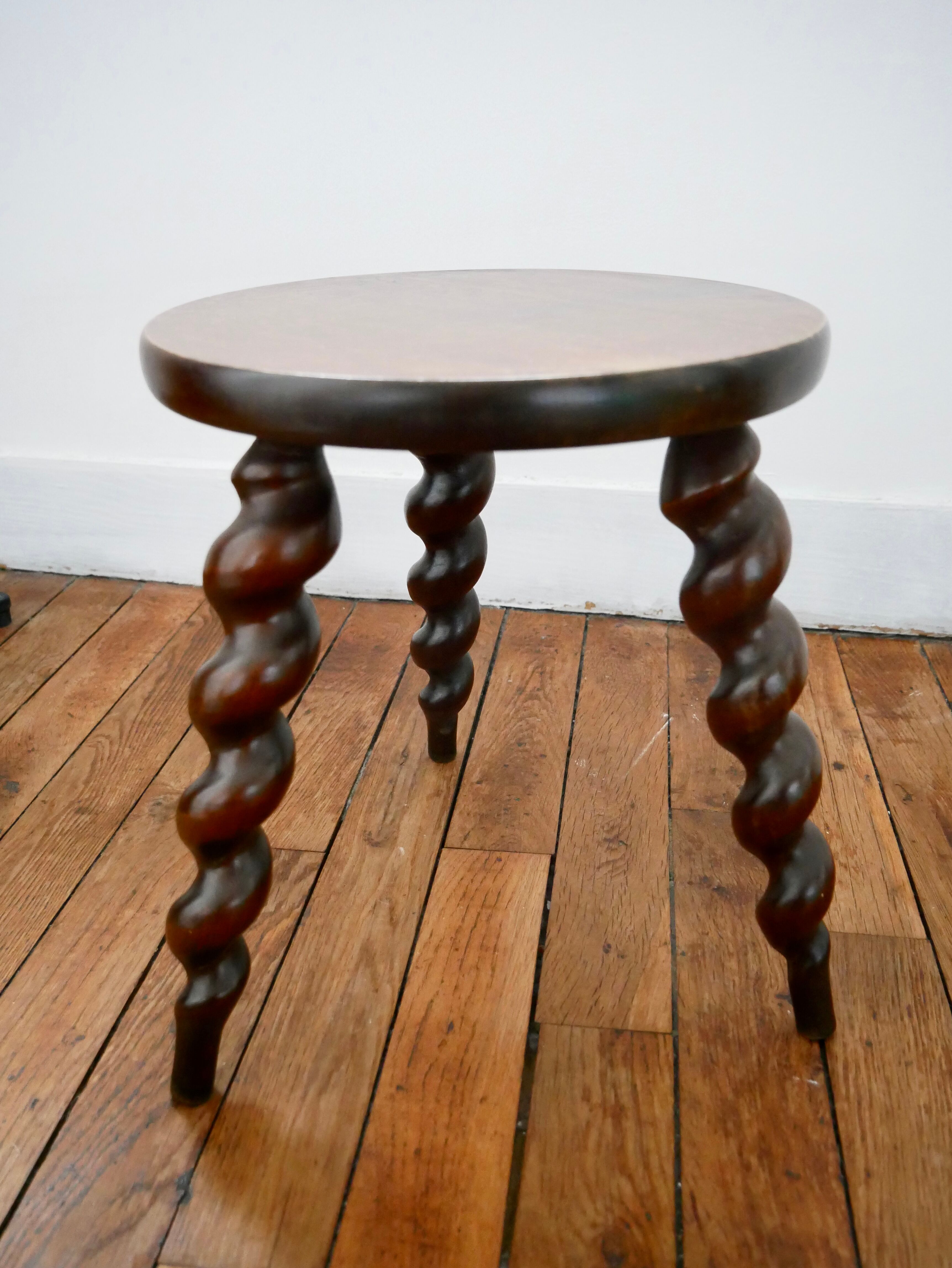 Tripod stool twisted feet