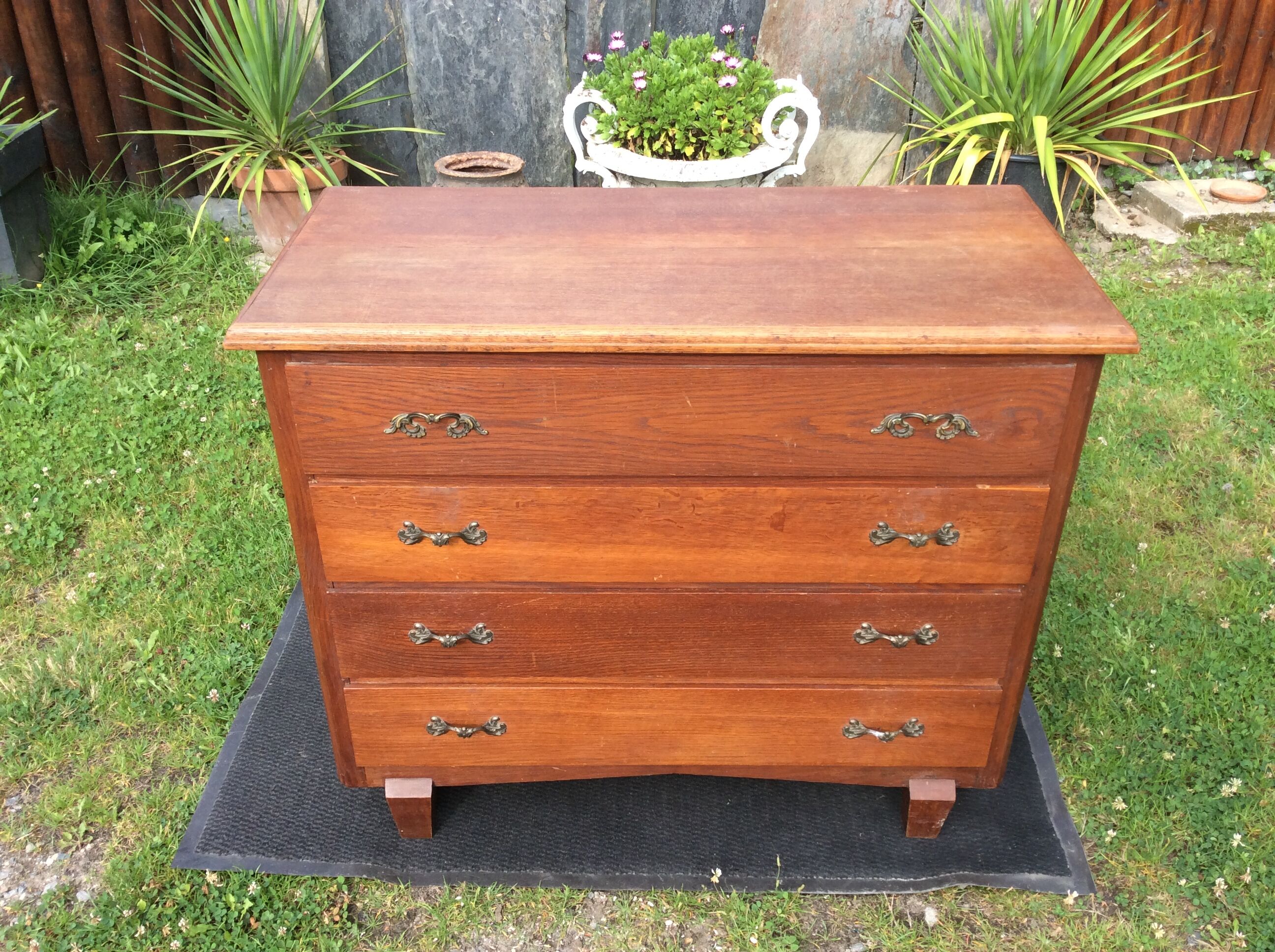 Vintage chest of drawers with compass feet in oak.