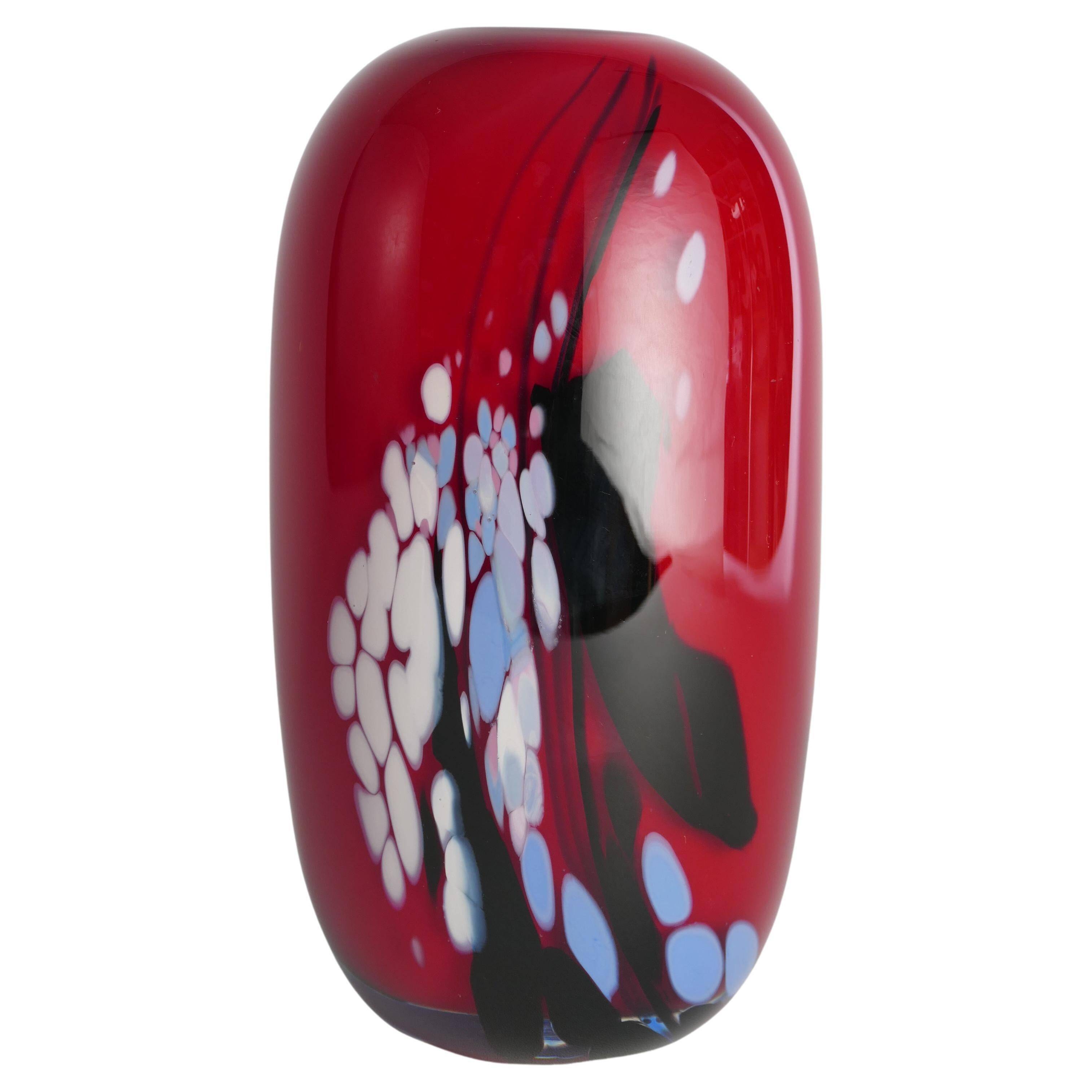 Vase en verre artistique rouge cerise unique par Mikael Axenbrant, Suède 1990