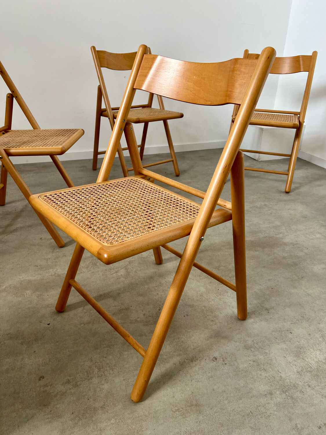 Lot 6 folding wooden chairs and vintage rattan canning year 60