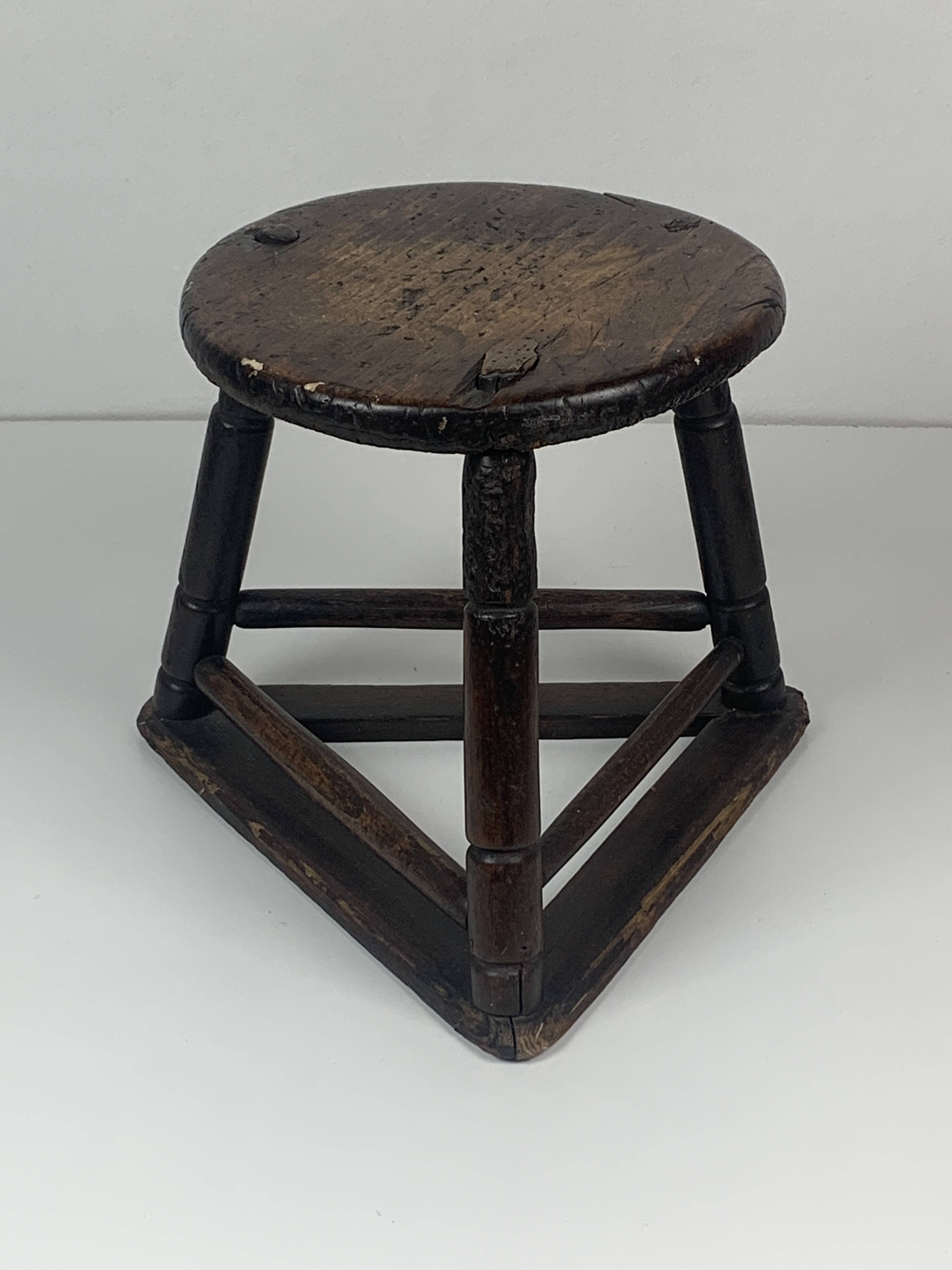 Tabouret tripode en bois ancien pour couteliers, bijoutiers et ouvriers