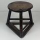 Tabouret tripode en bois ancien pour couteliers, bijoutiers et ouvriers