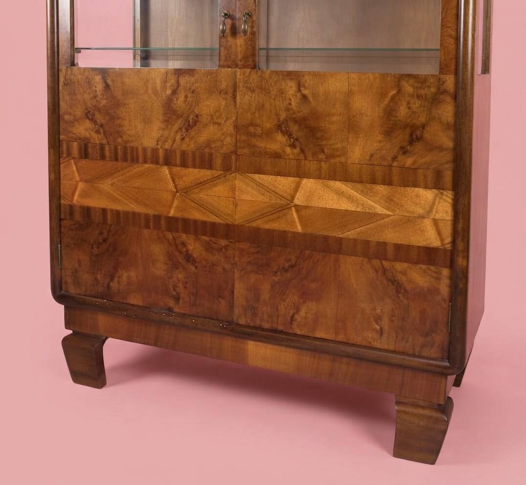 Art Deco display cabinet in walnut veneer and engraved glass, 1920s