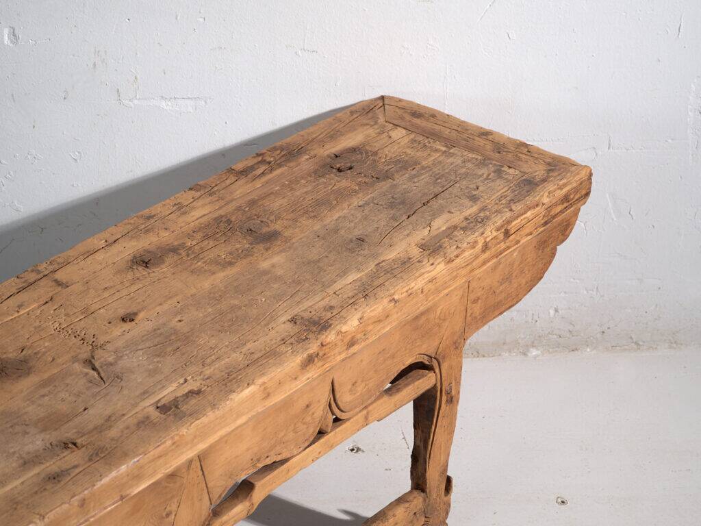 Table basse de grand format en cèdre à ceinture sculptée – Chine, vers 1920