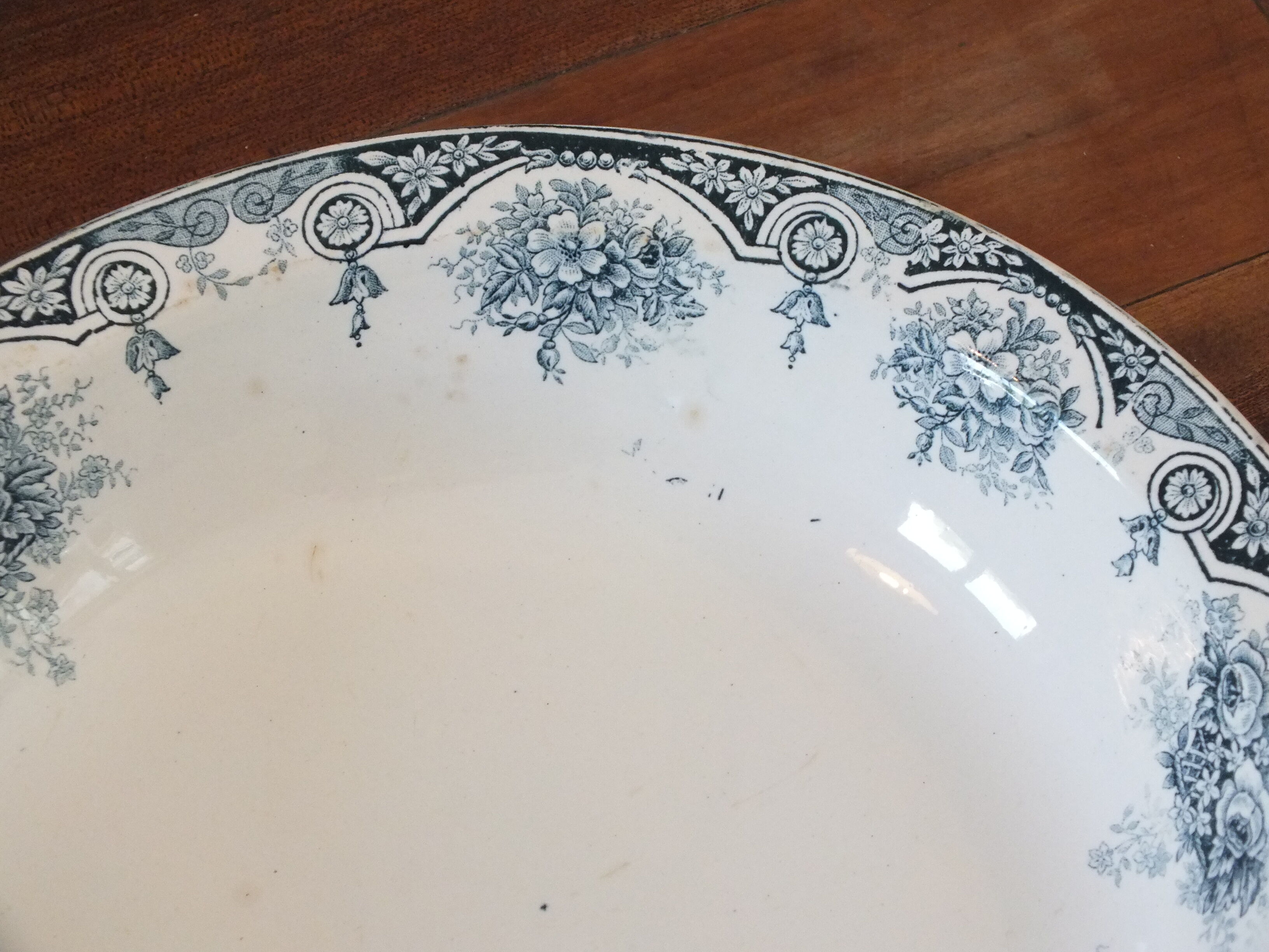 Hollow dish in Iron St Amand Pompadour