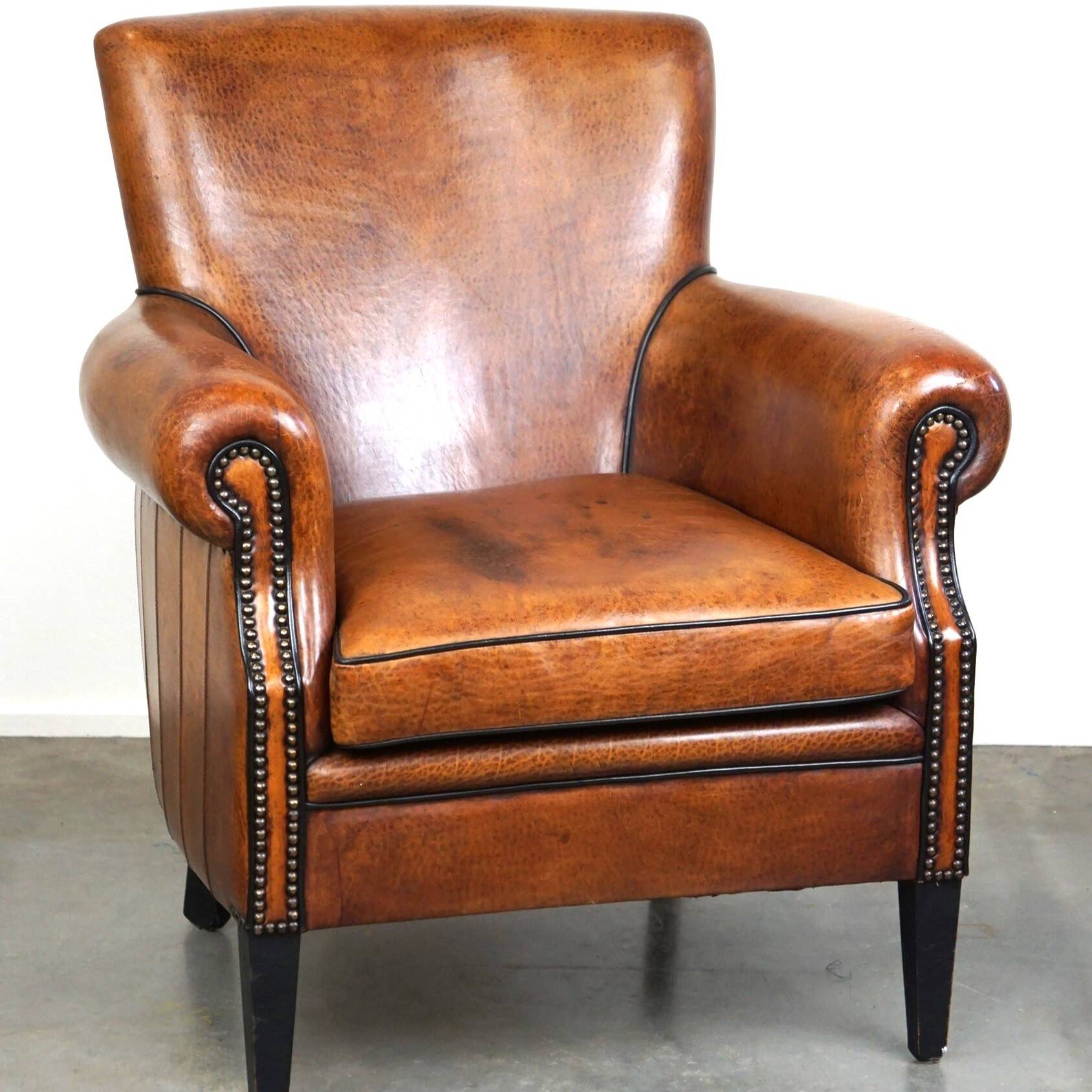 Correct and comfortable sheep leather armchair/armchair with a beautiful finish