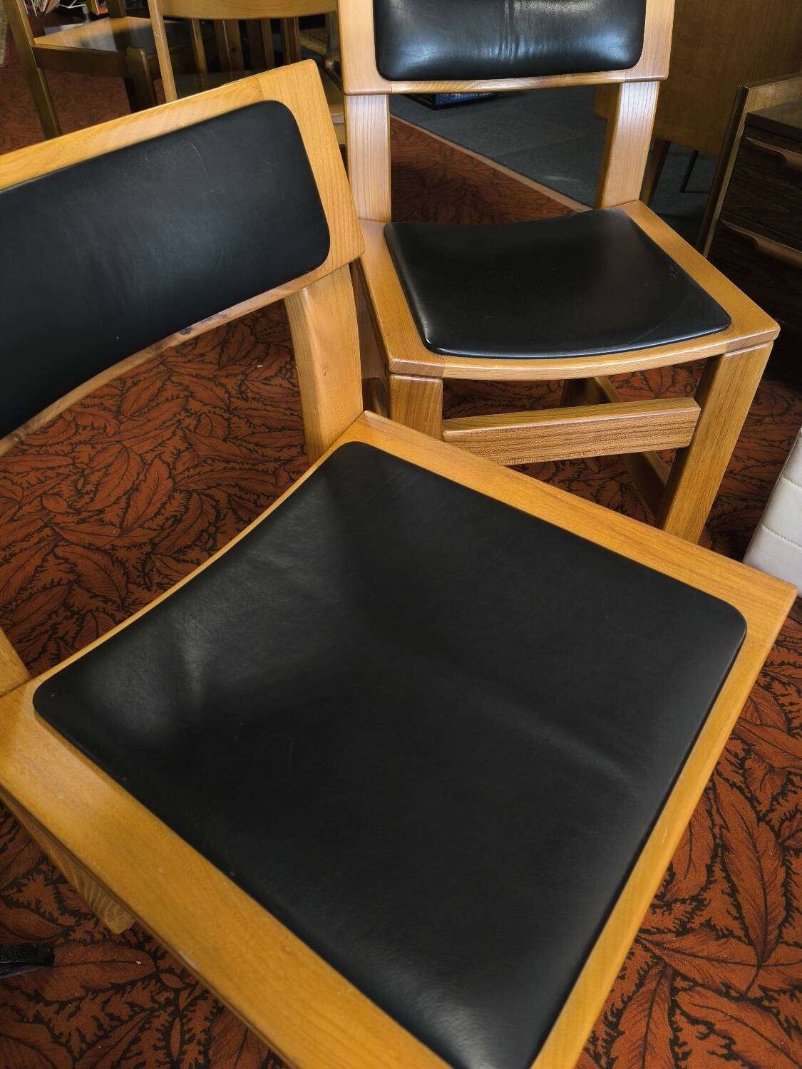 4 chairs in solid elm and leather from the Regain brand.