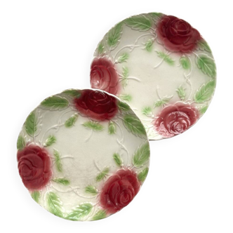 2 assiettes anciennes en barbotine à décor de roses