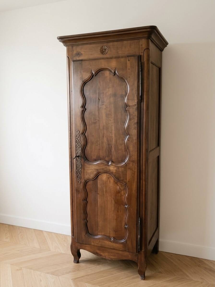Antique bonnetière wardrobe in solid wood, Louis XV style.