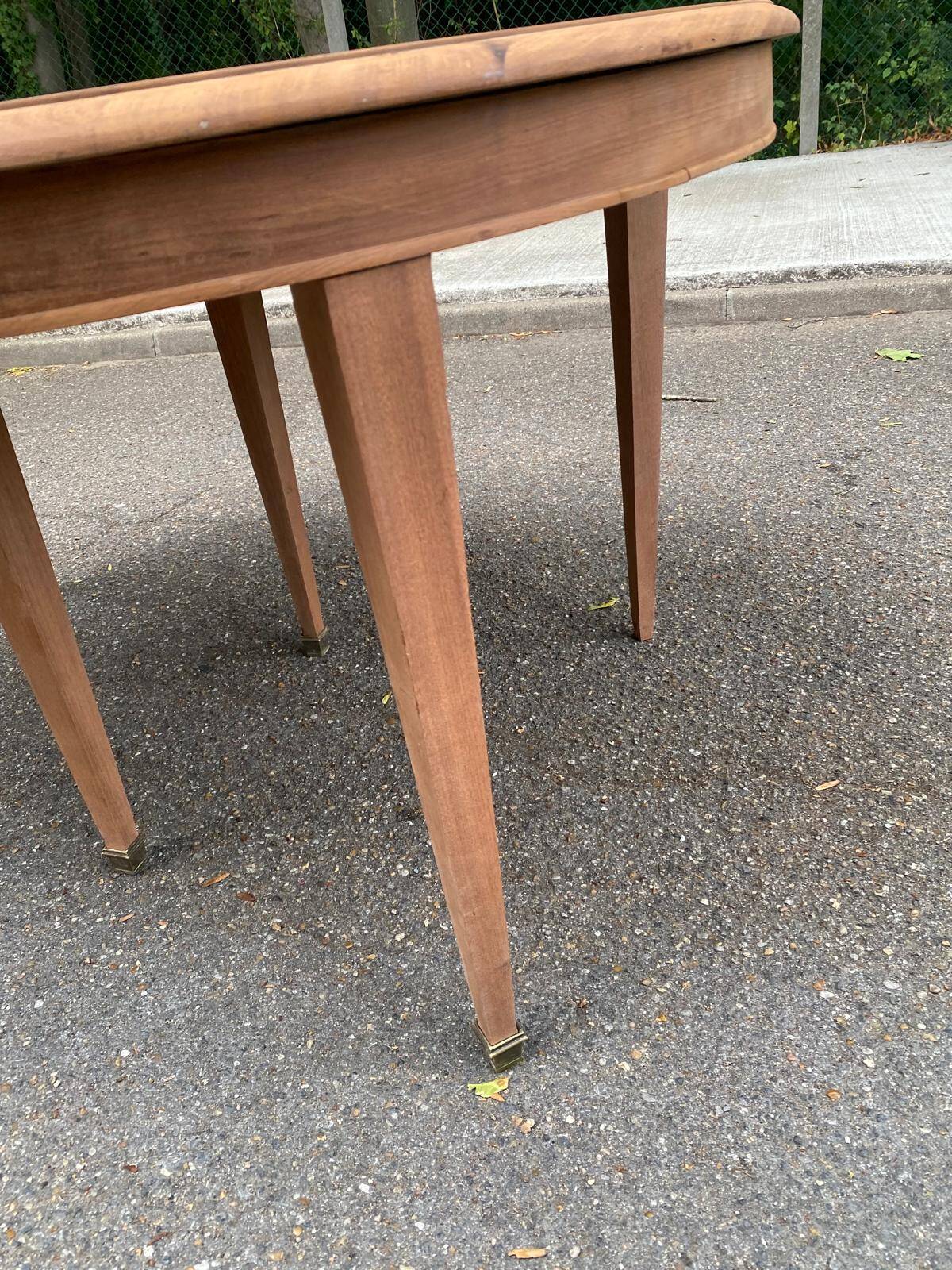 Renovated round extendable dining table made of solid mahogany from the 19th century.