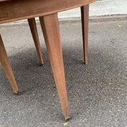 Renovated round extendable dining table made of solid mahogany from the 19th century.