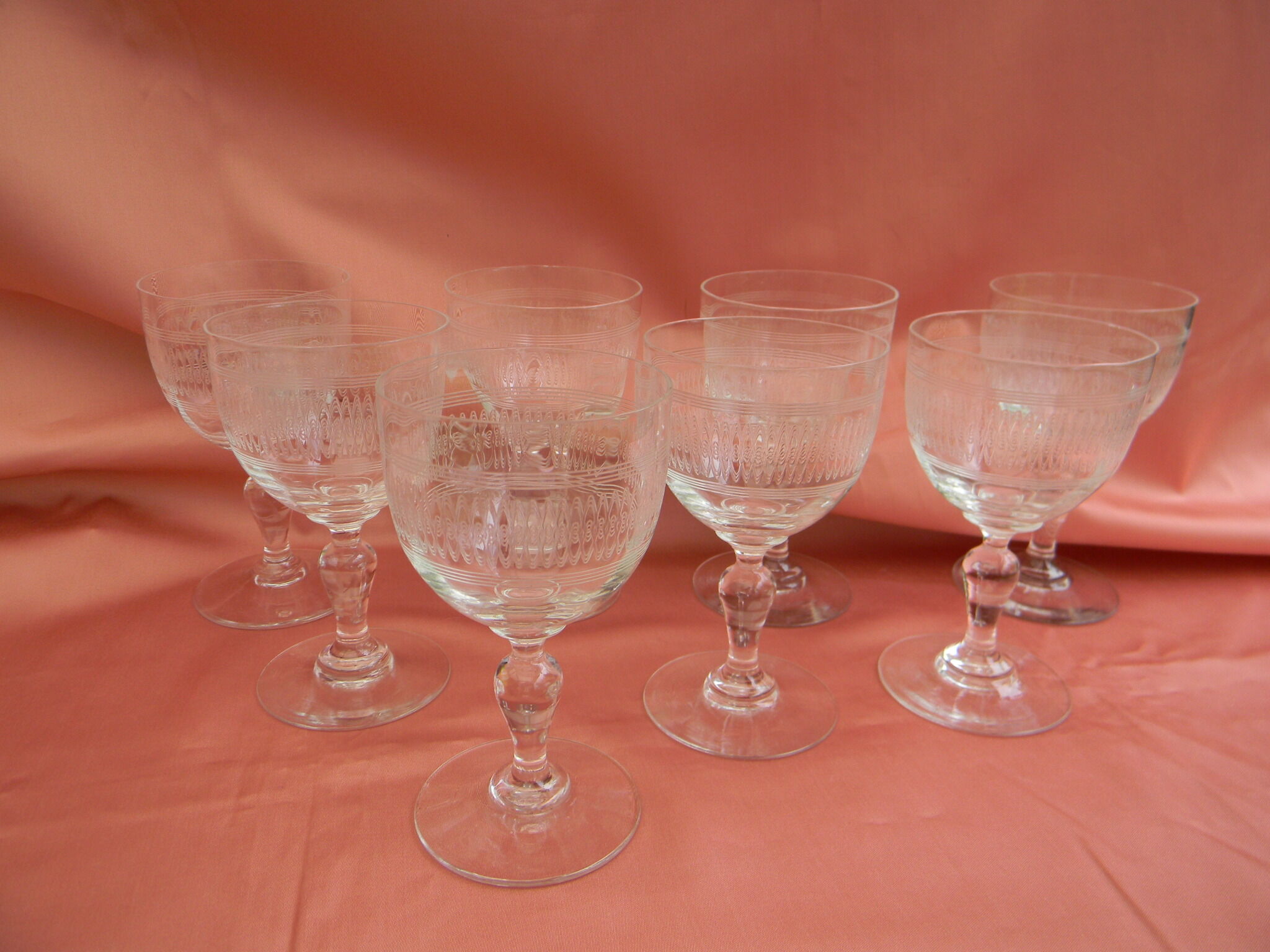 Lot de 8 verres anciens à vin blanc ou apéritif en cristal  gravé.