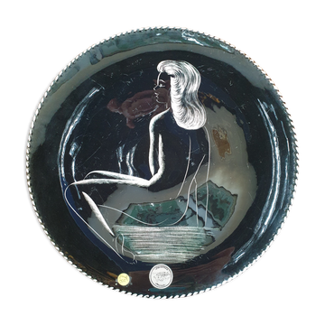 Ceramic dish nu feminine on black background
