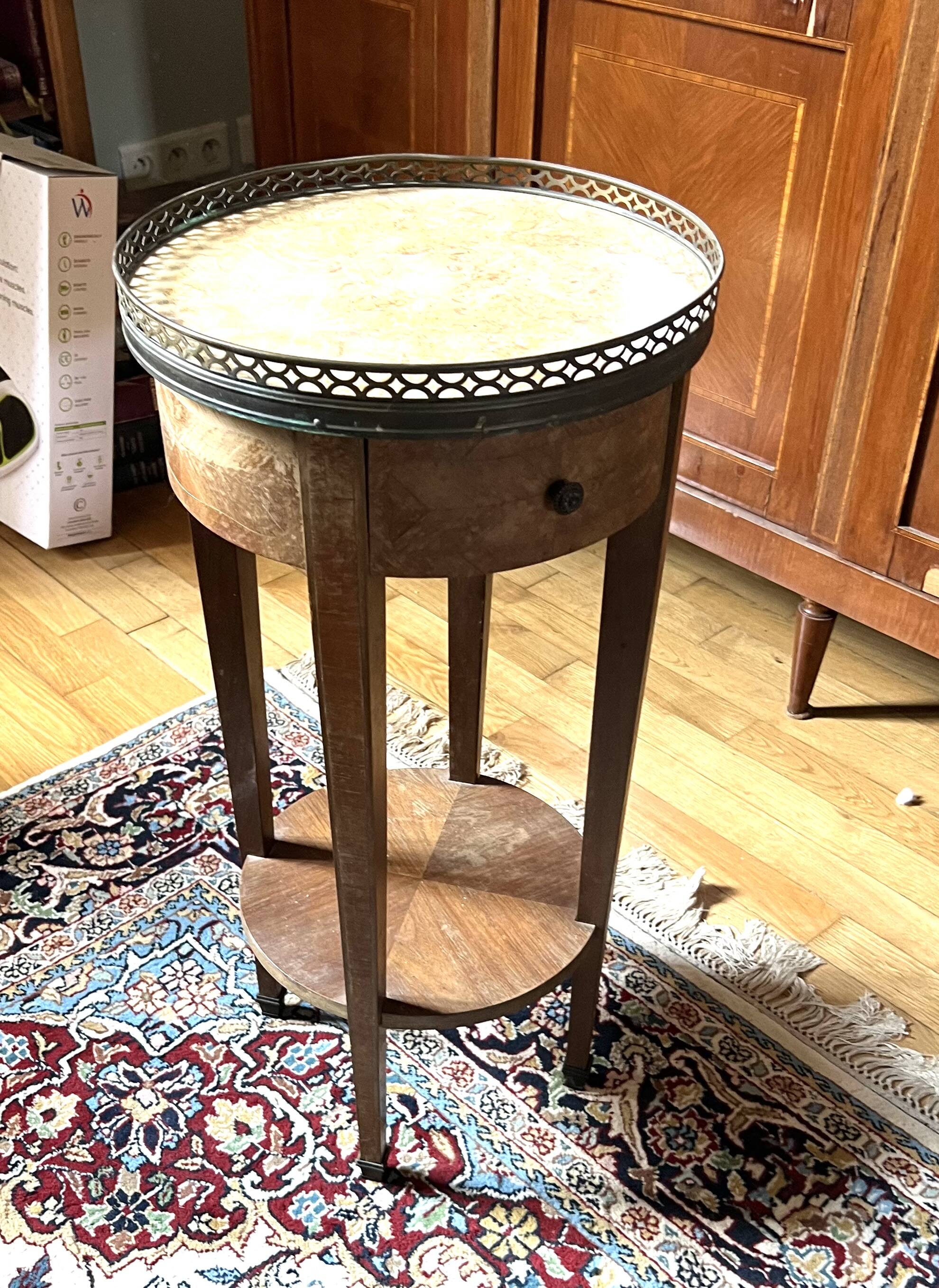 Round side table in wood, marble and brass gallery – Louis XV style