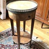 Table d’appoint ronde en bois, marbre et galerie en laiton – Style Louis XV