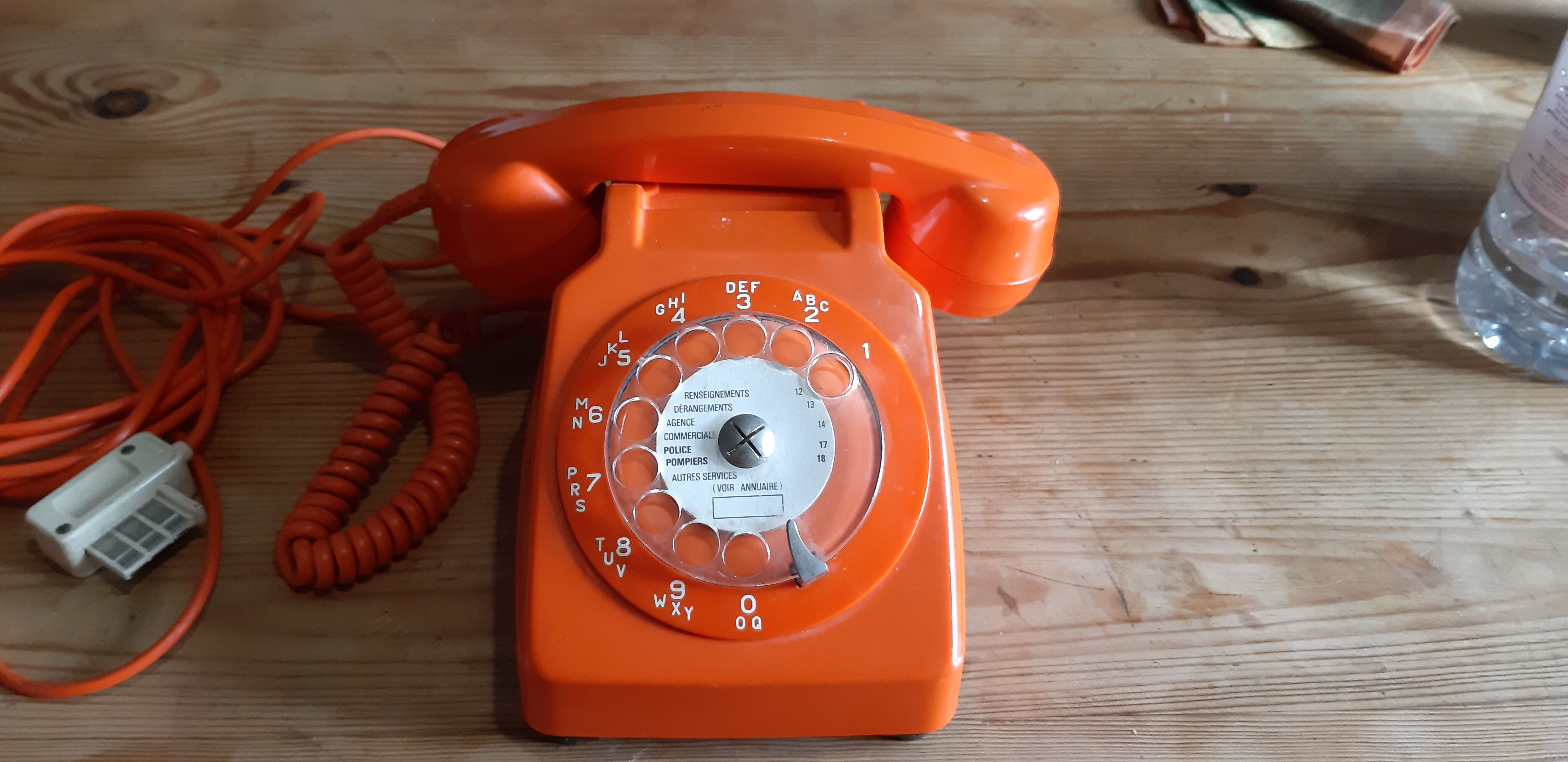 Telephone vintage orange