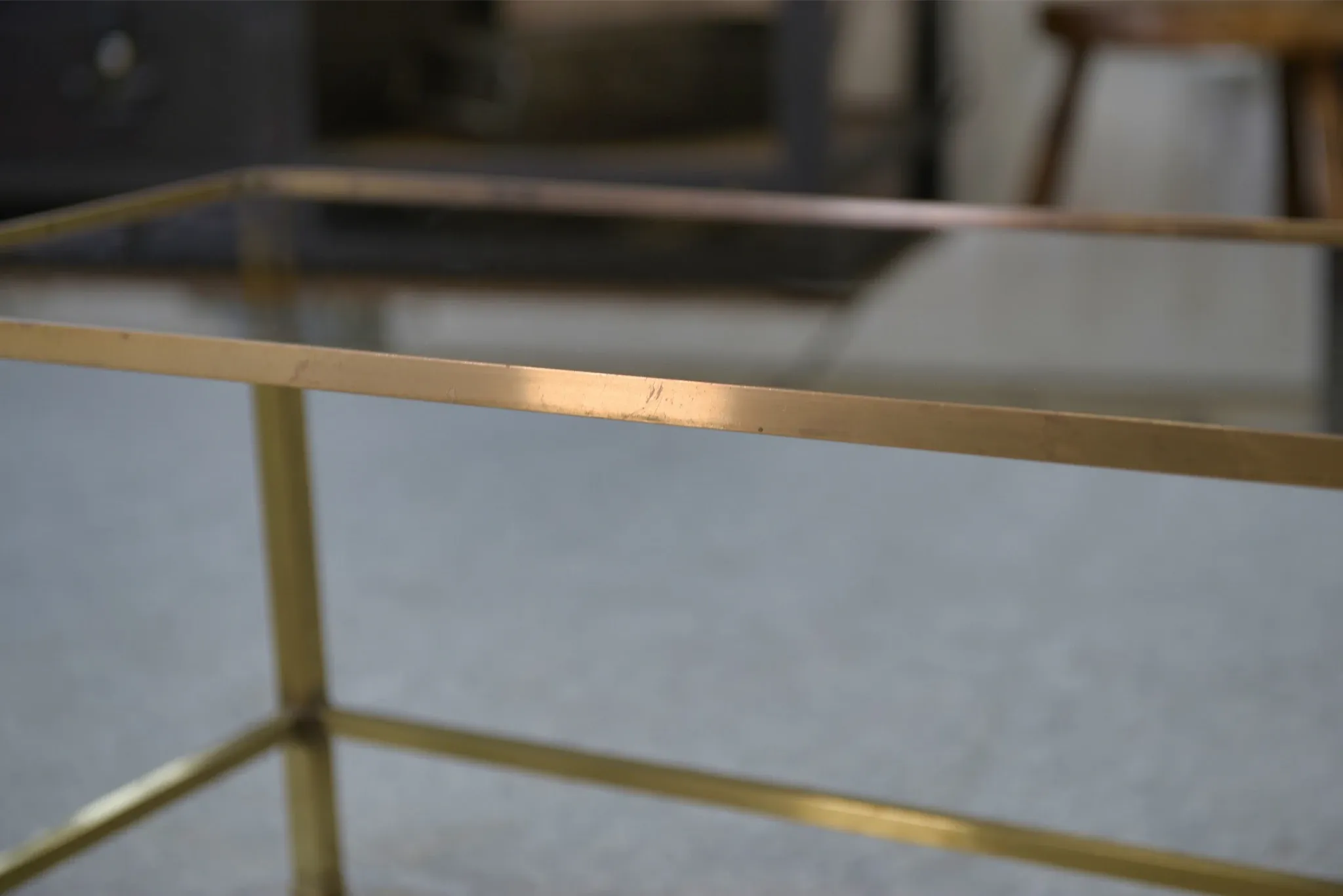 Table basse en laiton et verre fumé 1950’s