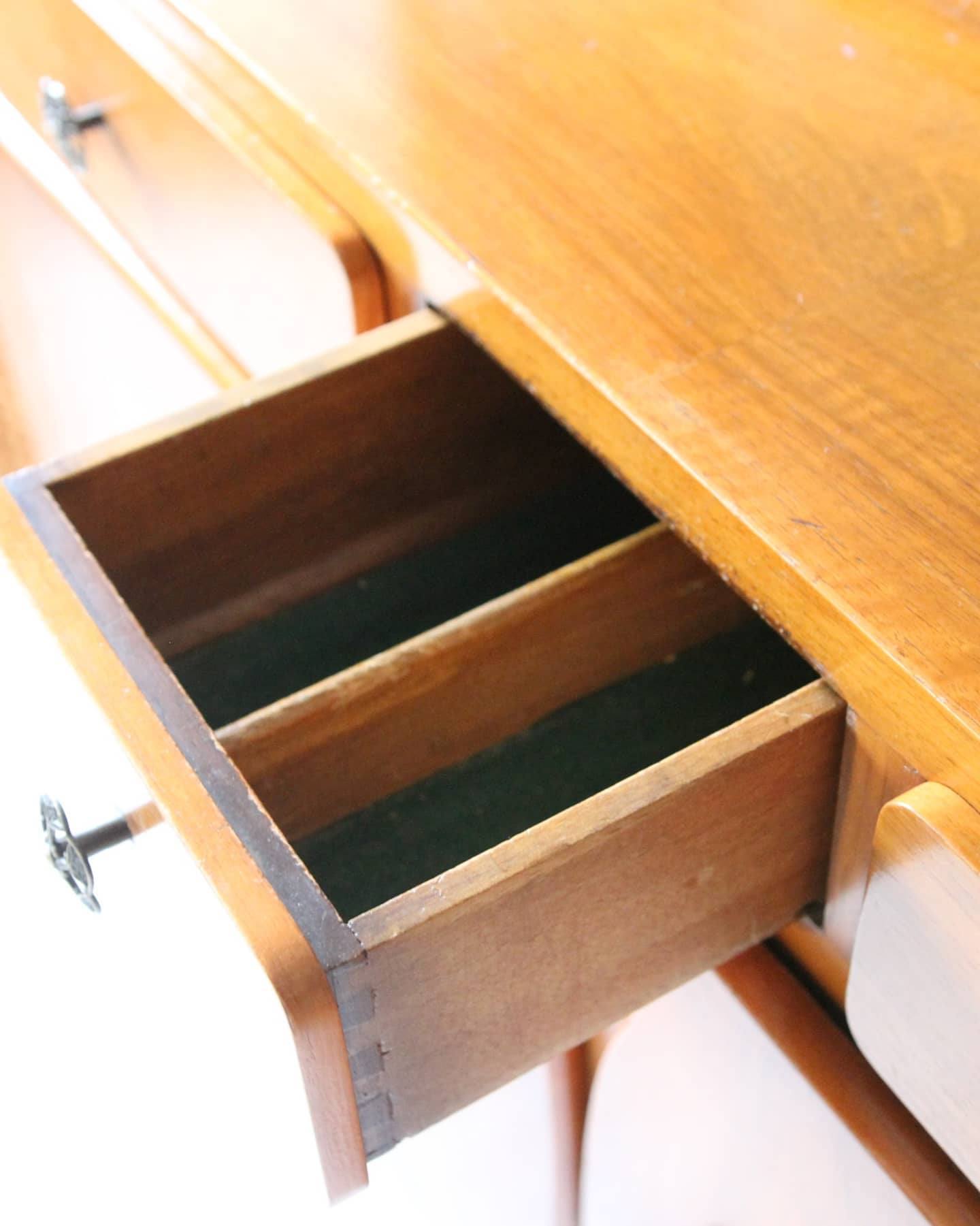 Art deco curvy cabinet