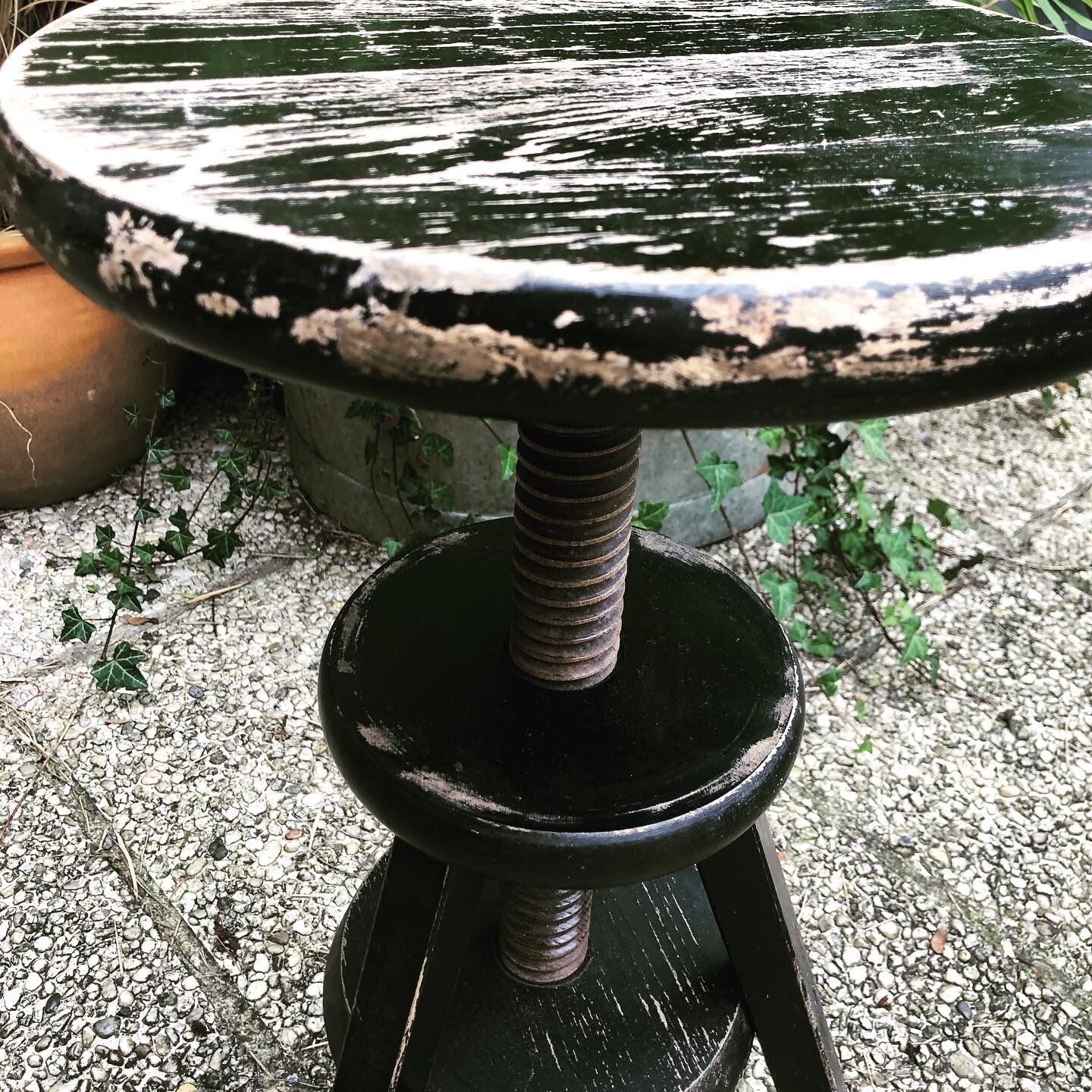 Architect's stool with screw