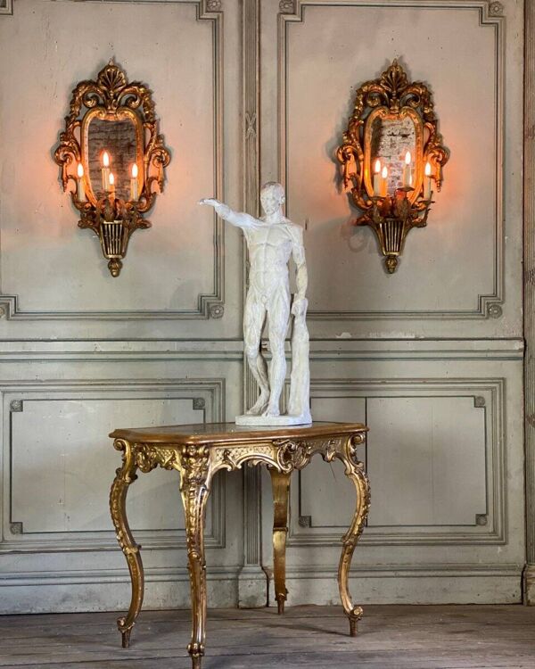 Paire de miroirs en bois sculpté, trois bras de lumière de style Louis XVI