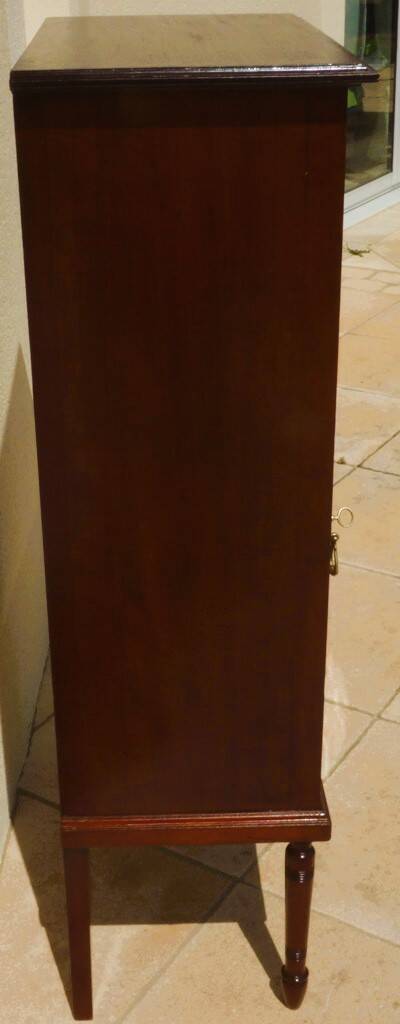 Mahogany veneer display case, opening with a door and a drawer, Louis XVI style - Very good condition