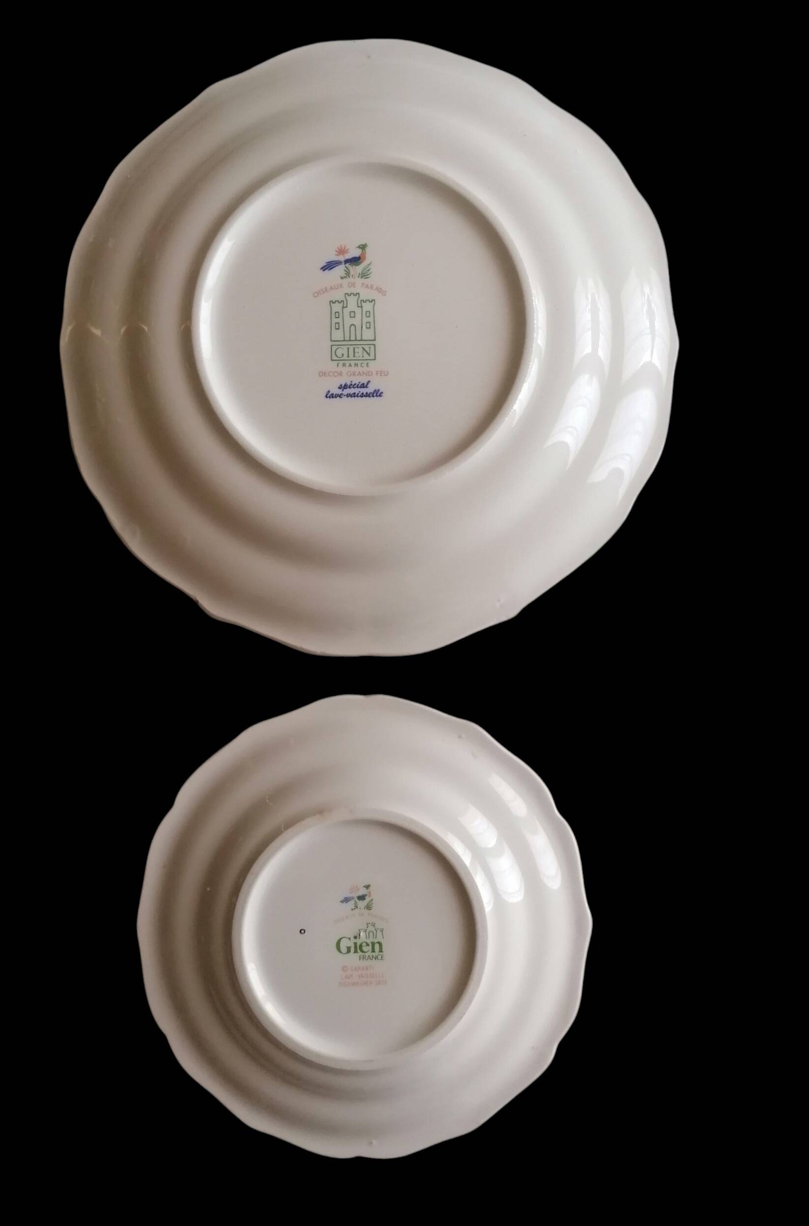 2 earthenware plates from Gien, paradise birds.