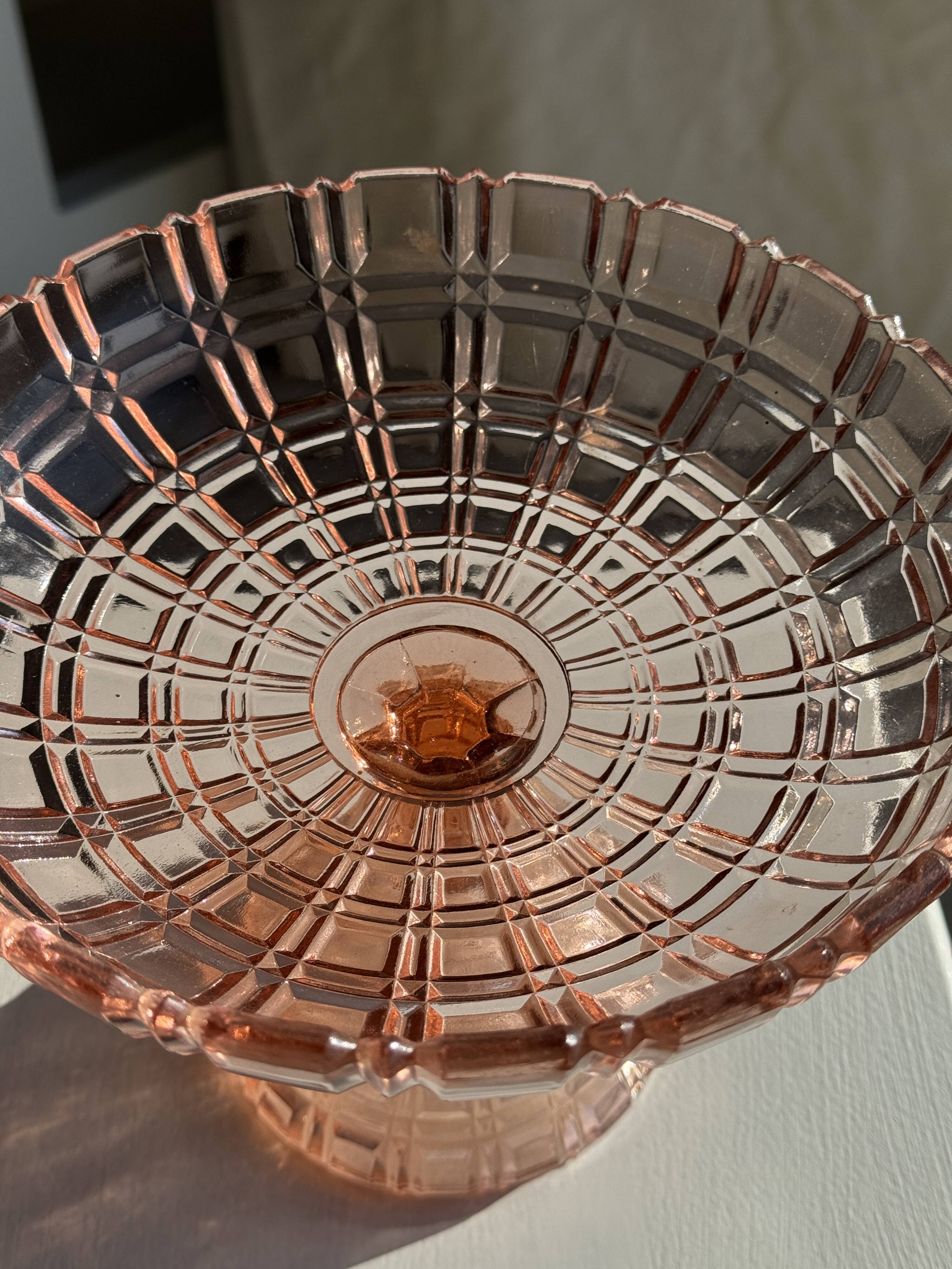 Pink glass coupe footed H20 D 15.5