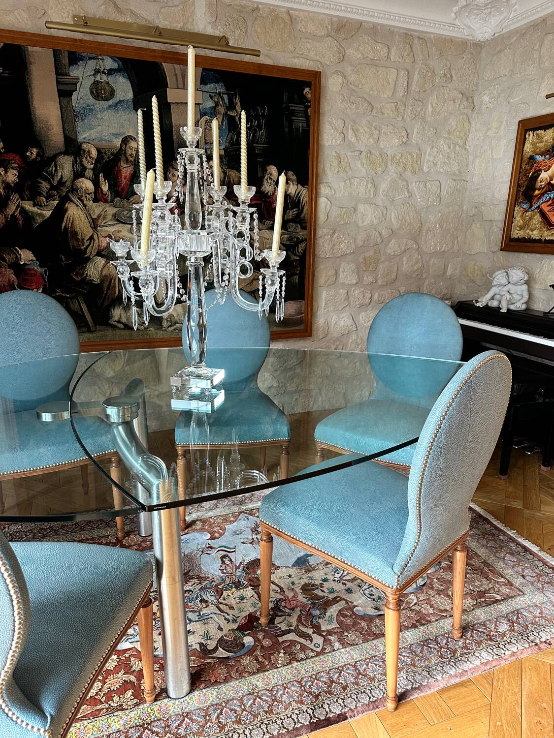 Table ghibli en verre avec 8 chaises parisiennes pieds sabrés roche bobois