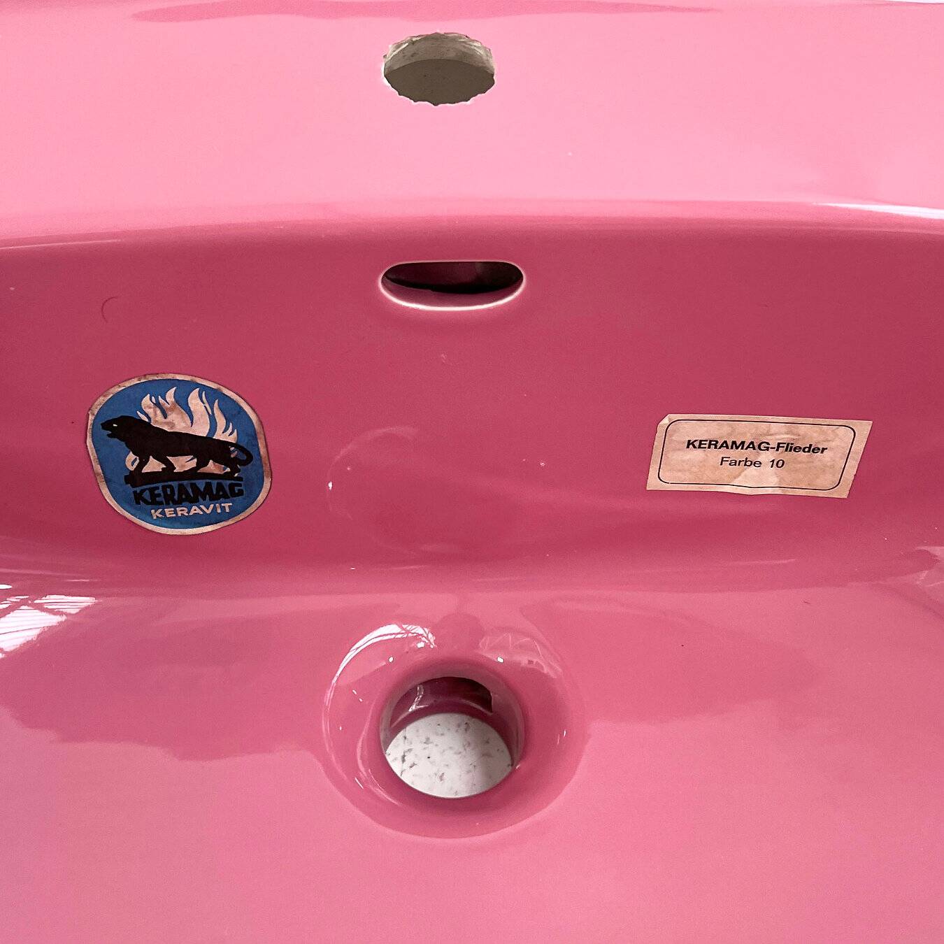 Pair of sinks, 1 mustard and 1 pink from Keramag Keravit, 1980.