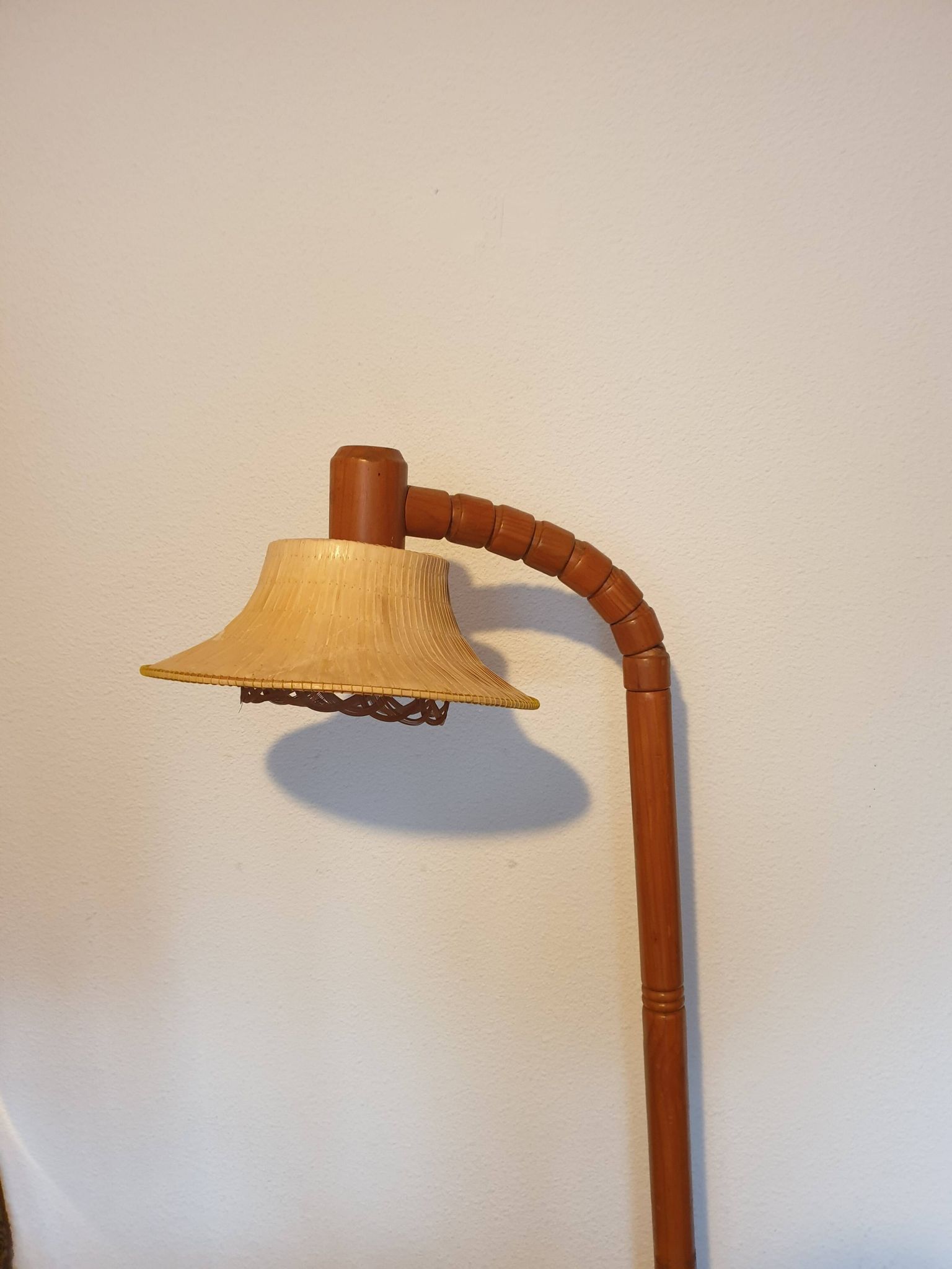 Articulated floor lamp in Scandinavian pine from the 1960s.