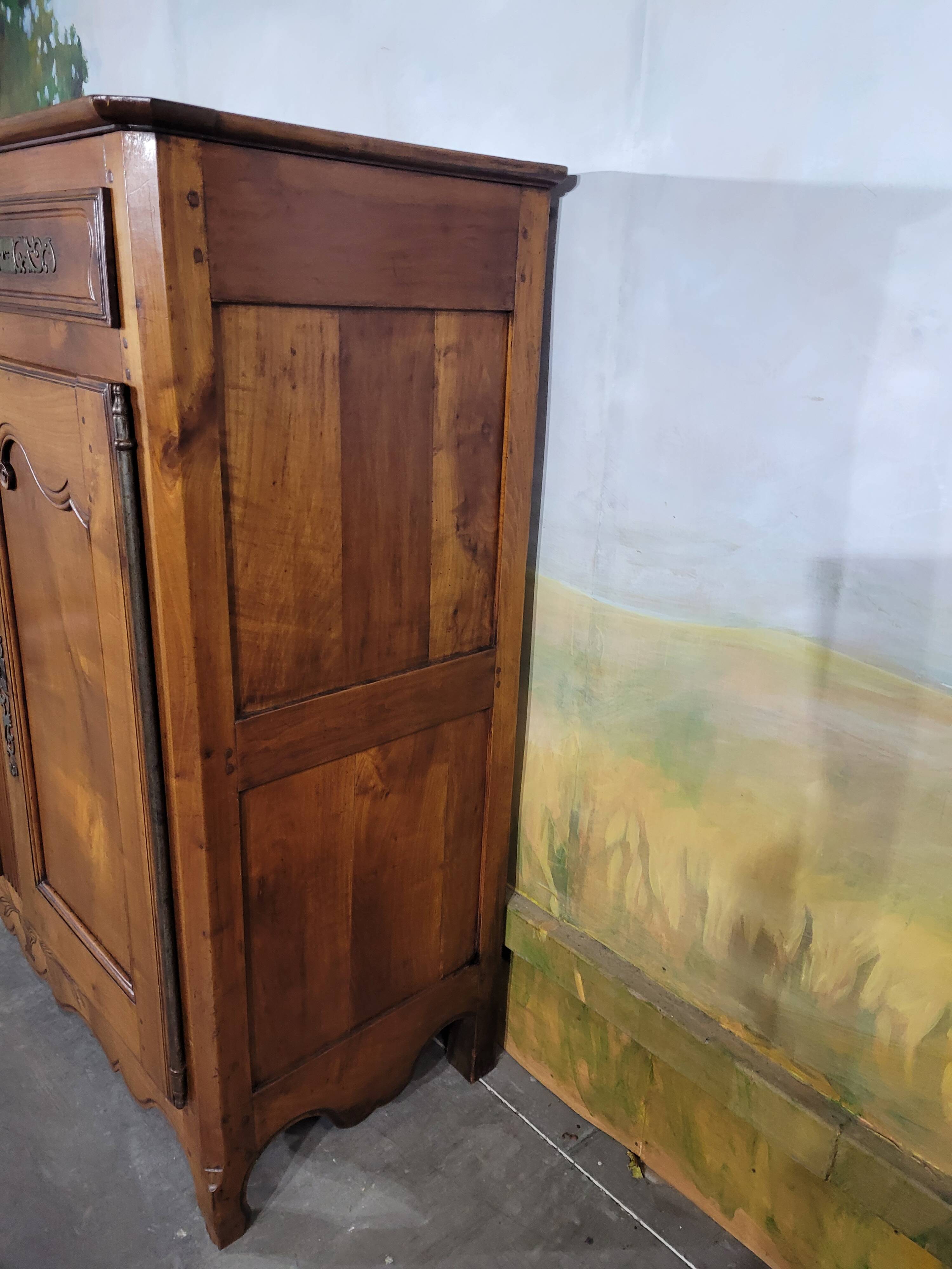 Buffet haut Louis XV en merisier style Louis XV