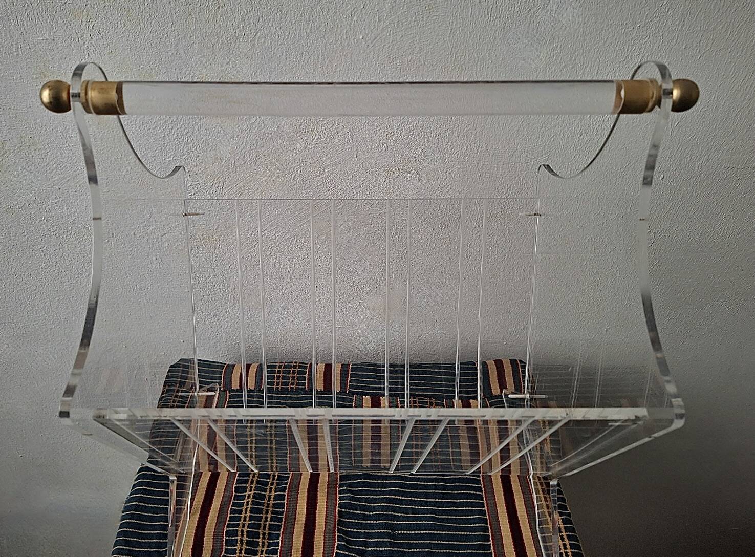Mid century magazine rack in acrylic and brass, 1970s