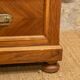 Meuble sous vasque ancien de 1928 en bois et marbre avec miroir éclairant