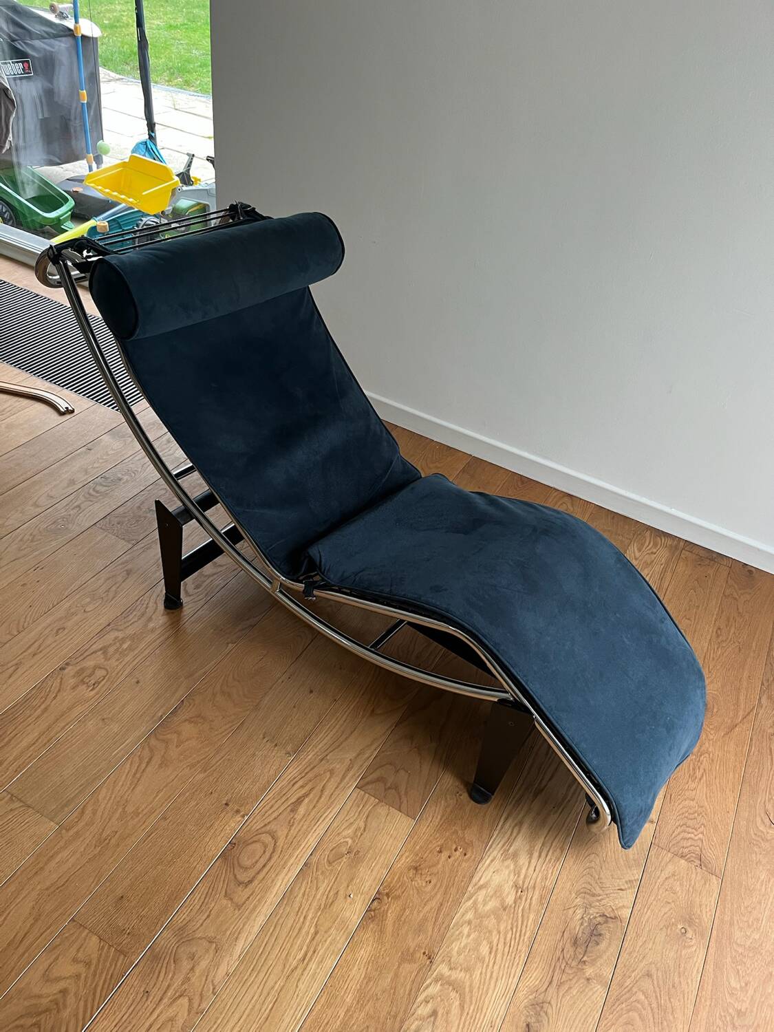 Chaise longue LC4 style Le Corbusier – suède bleu – piètement chromé