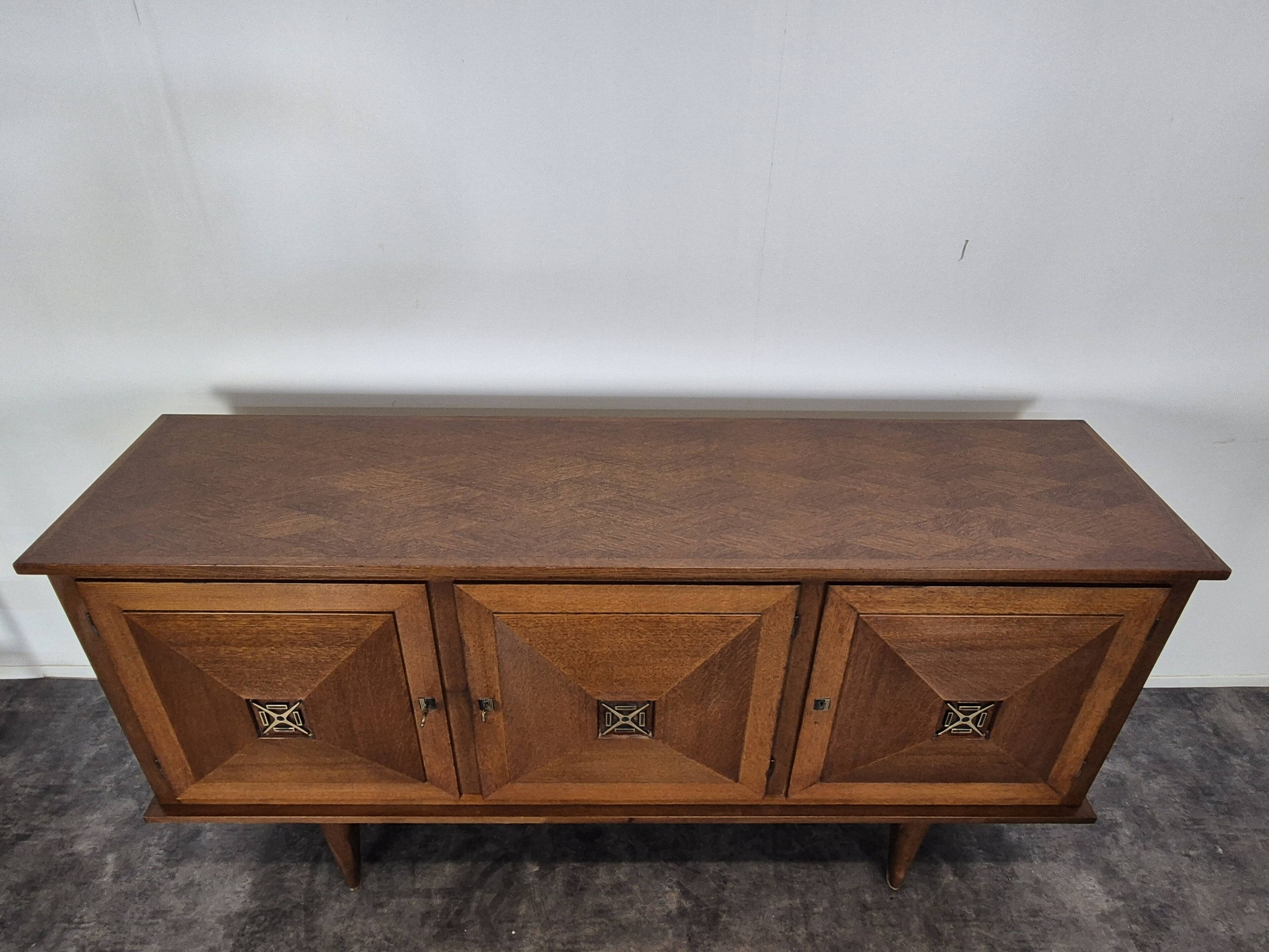 Buffet brutaliste en chêne