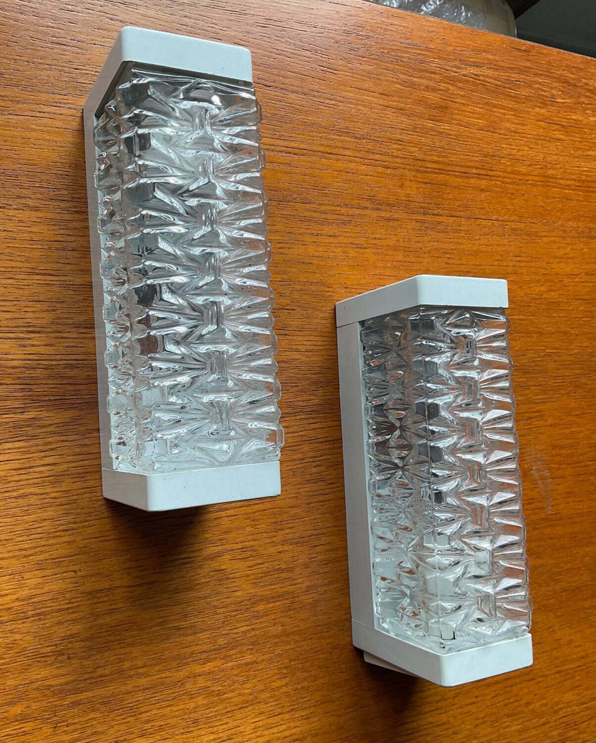Paire d’appliques Erco en verre moulé années 70