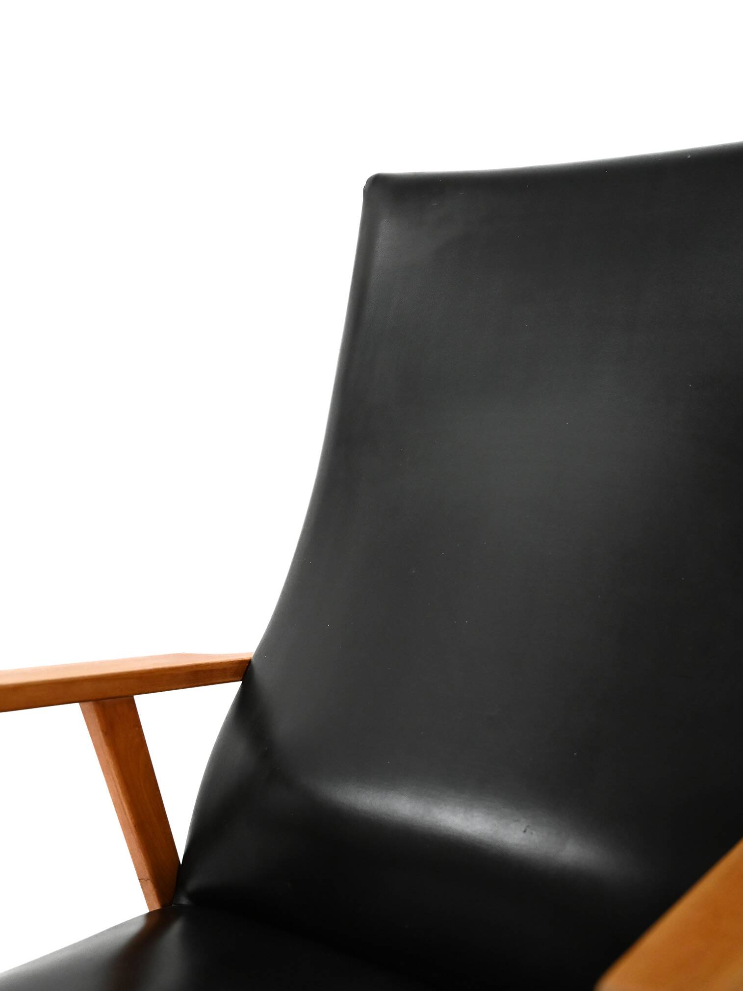 Paire de fauteuils scandinaves à dossier haut en simili cuir des années 1950-60.