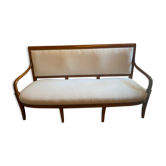 Banquette en noyer, d époque restauration, recouverte en blanc.