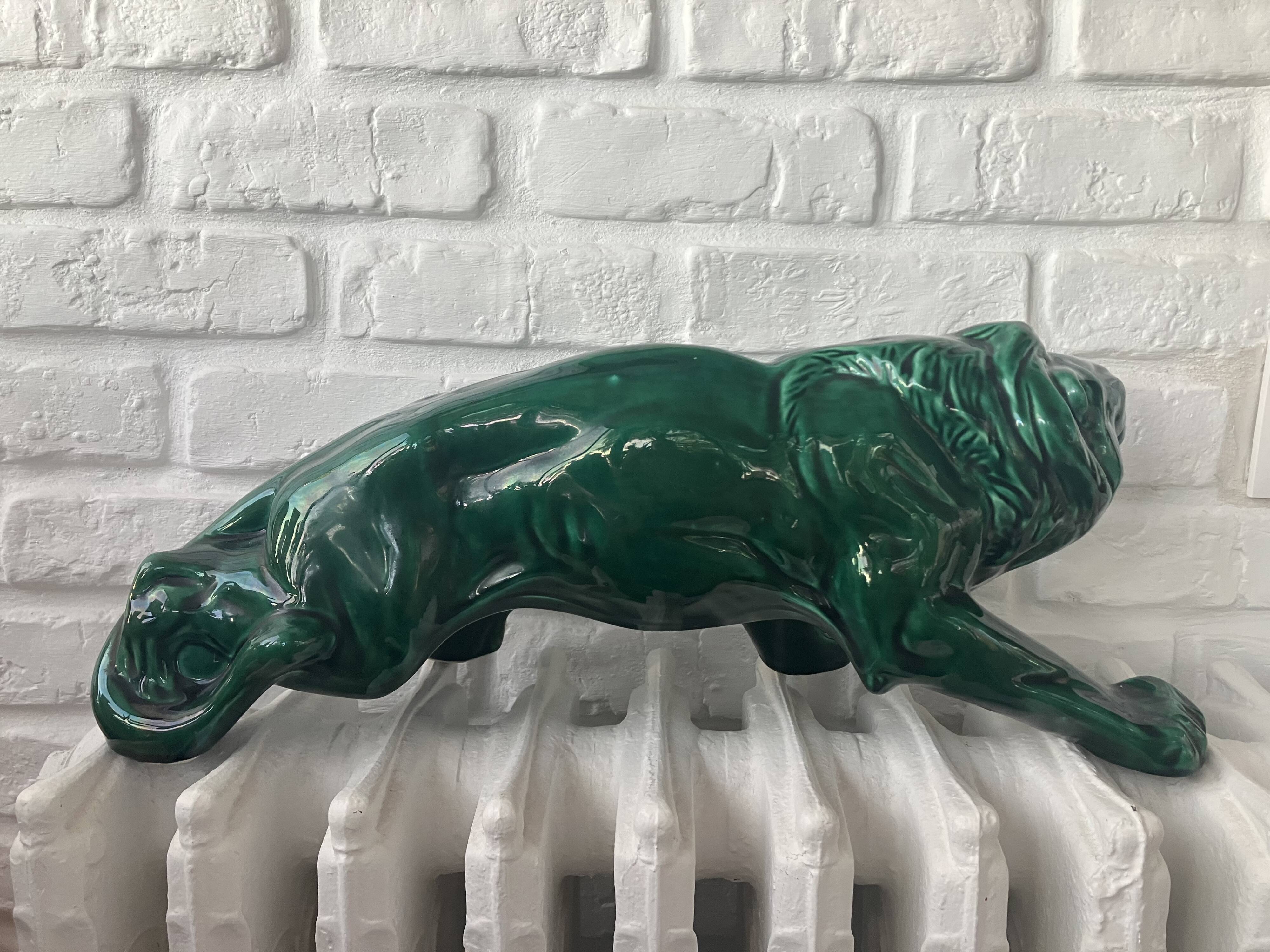 Sculpture of a lion on the lookout in St-Clément