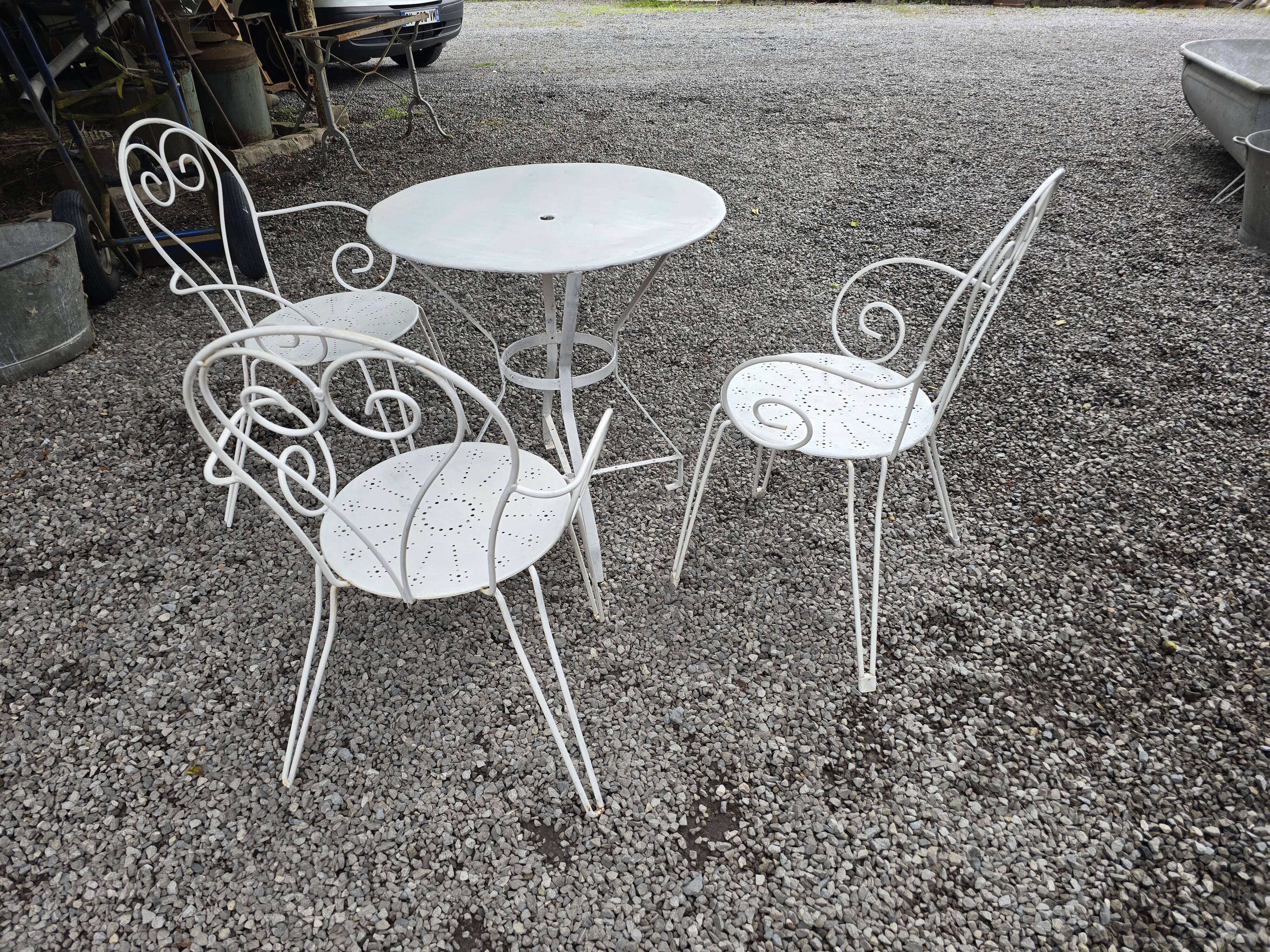 Salon de jardin en fer forgé , 1 table + 3 fauteuils