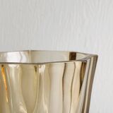 Petit vase en verre torsadé rose translucide