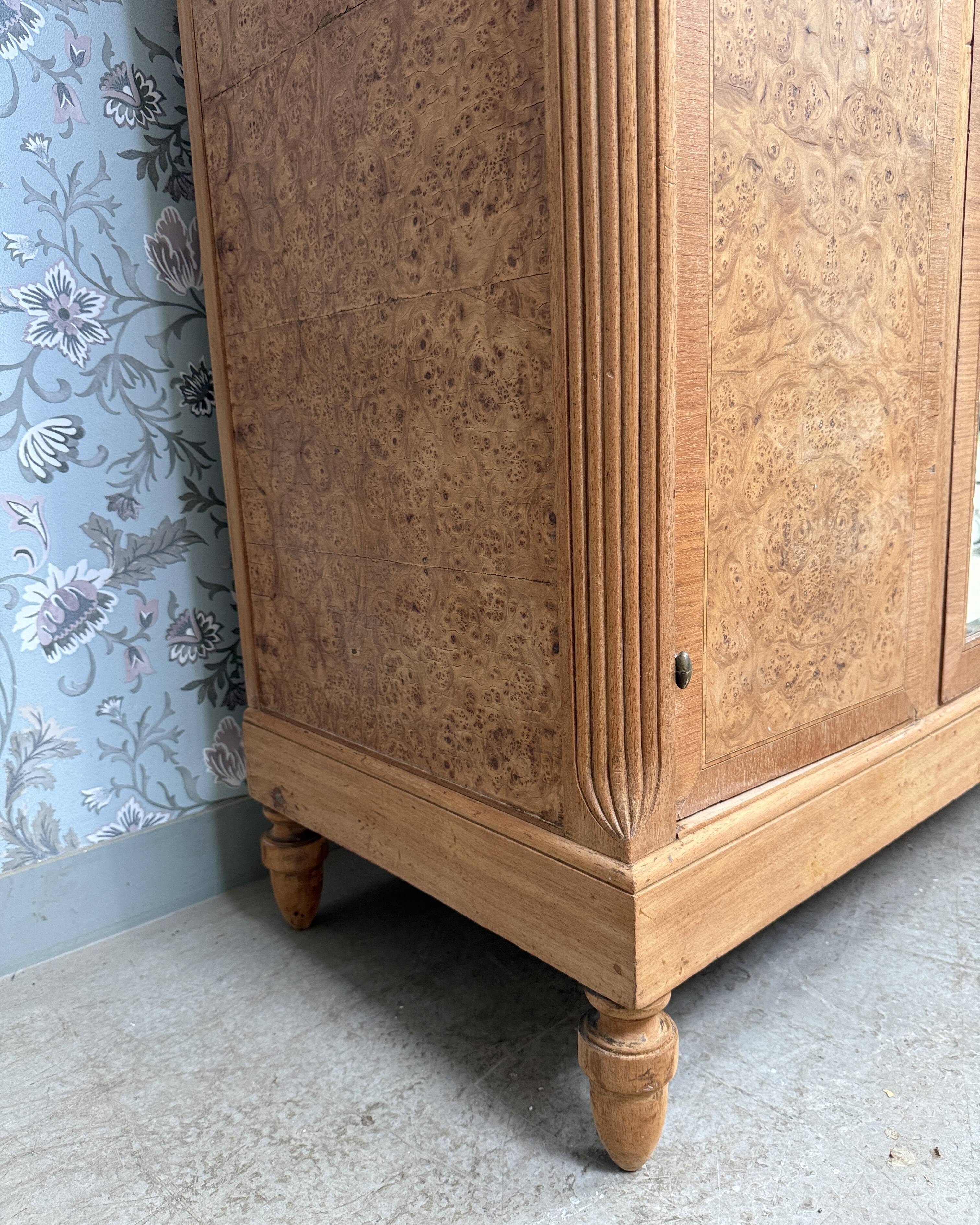 Armoire Art Déco en érable moucheté, rénovée
