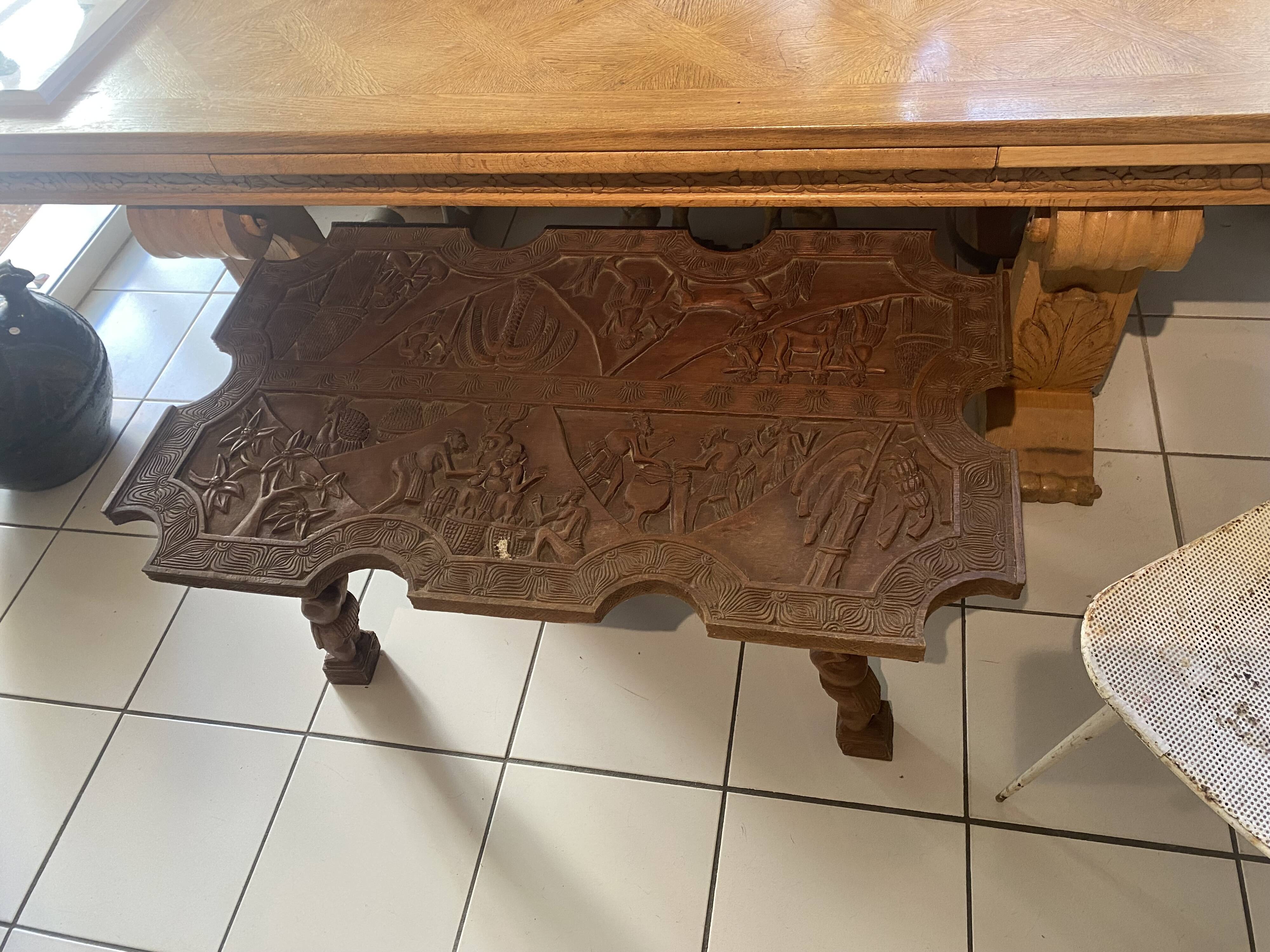Table en bois sculpté africaniste