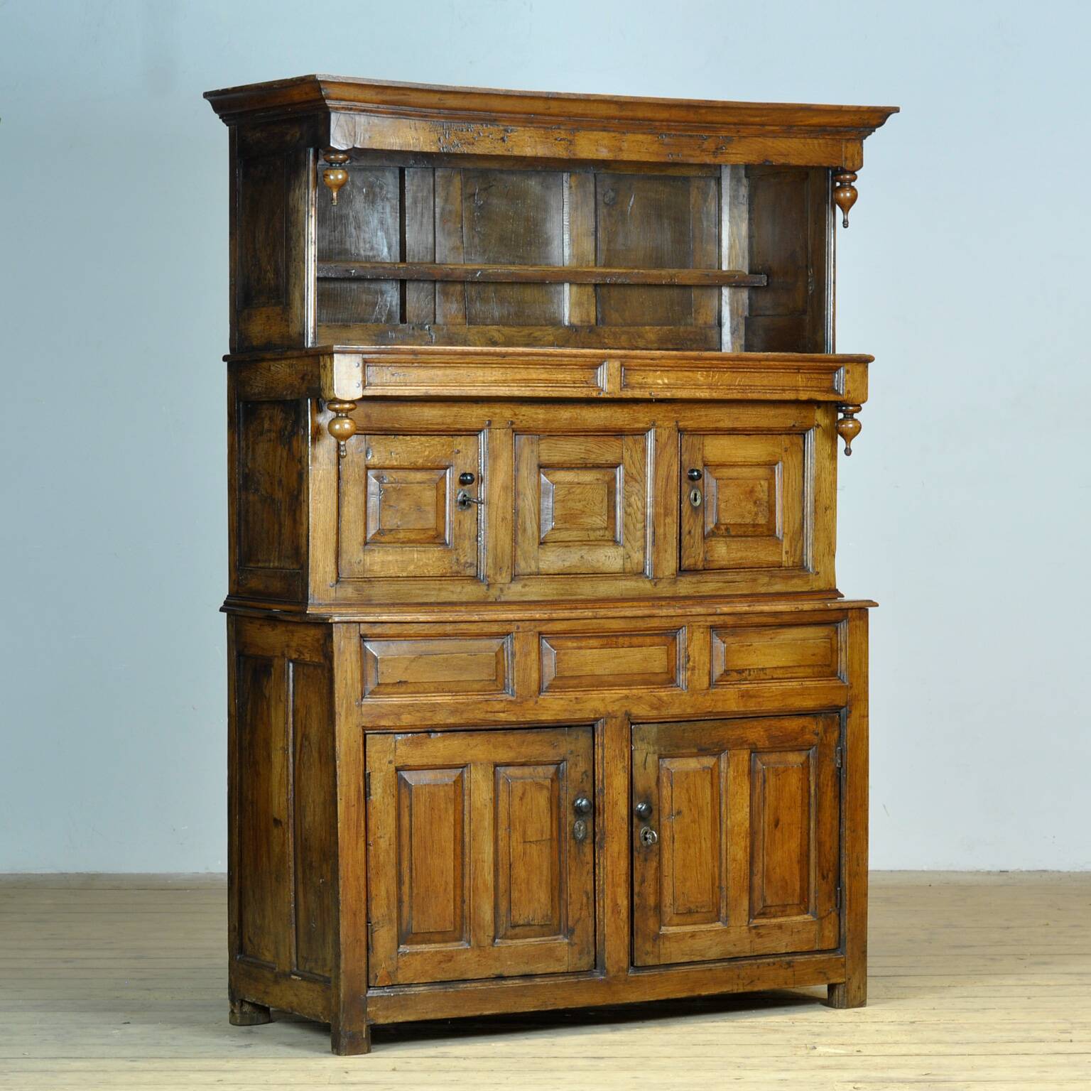 Oak tridarn cabinet, circa 1710