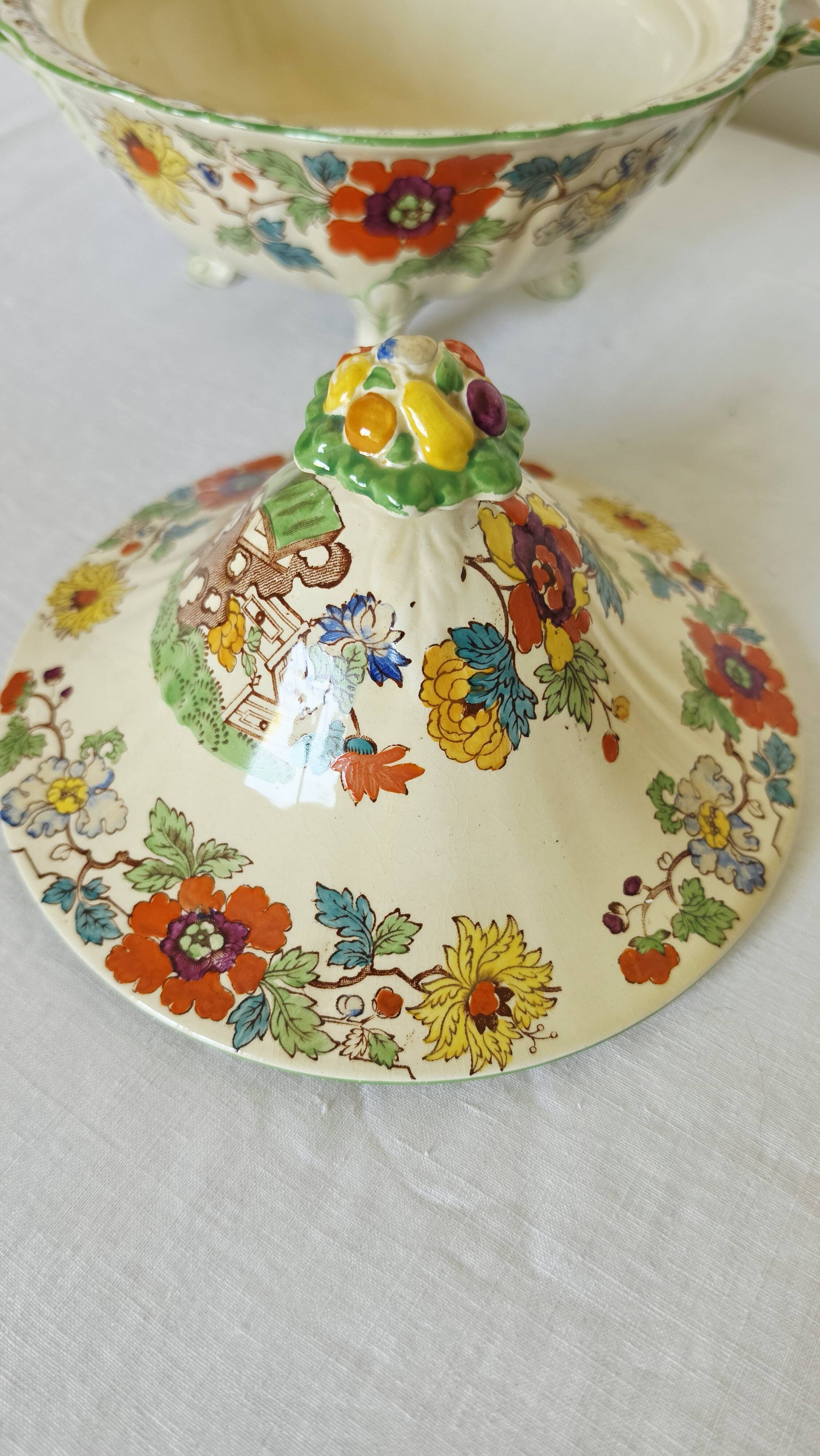 Antique soup tureen on feet from the prestigious English manufacturer Mason's,