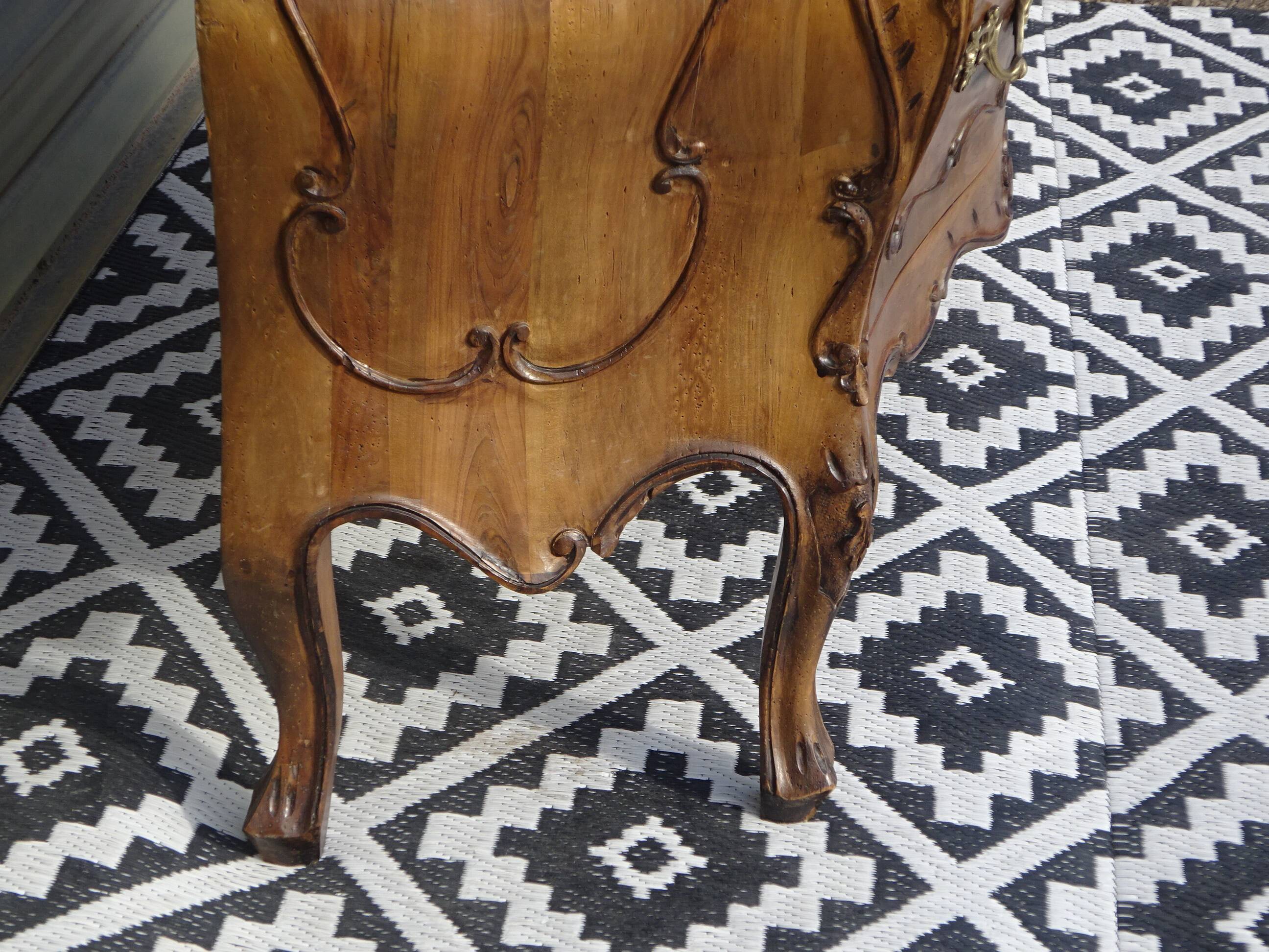 Coffin-style chest of drawers in walnut