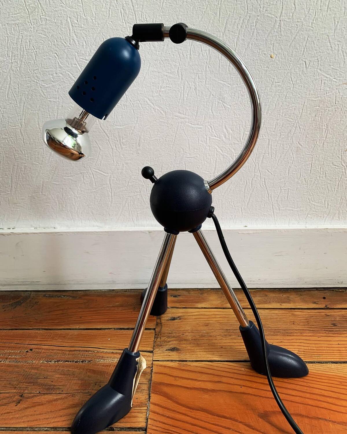 Articulated tripod foot lamp inspired by the Memphis movement