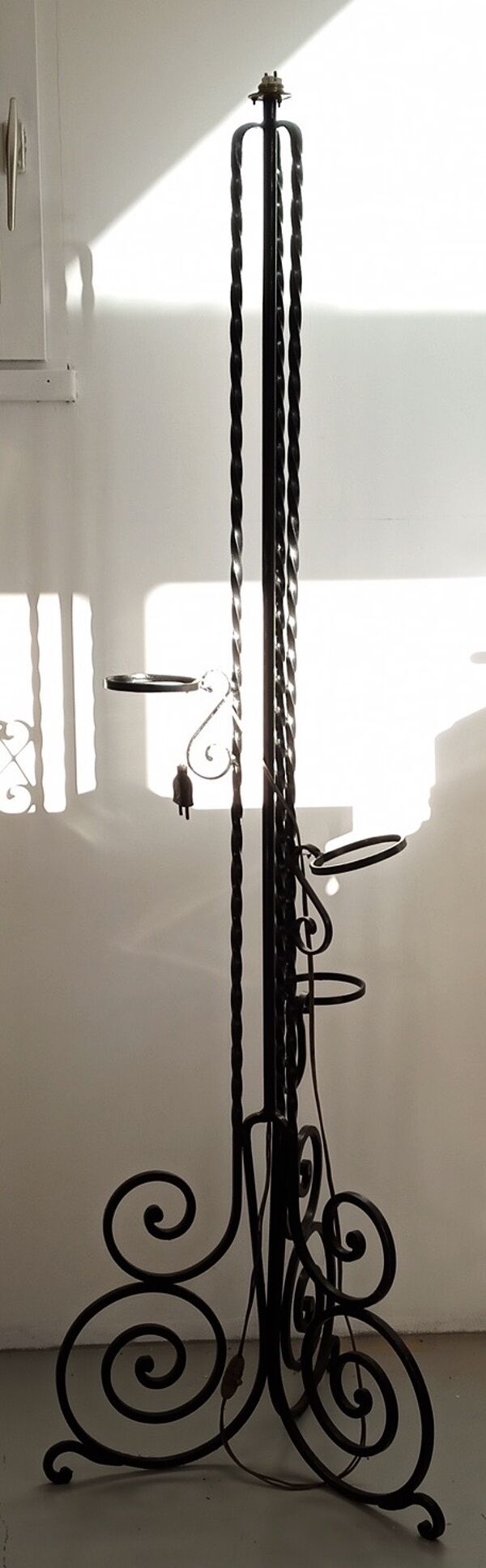 Lampadaire fer forgé torsadé avec porte-plantes des années 50-60